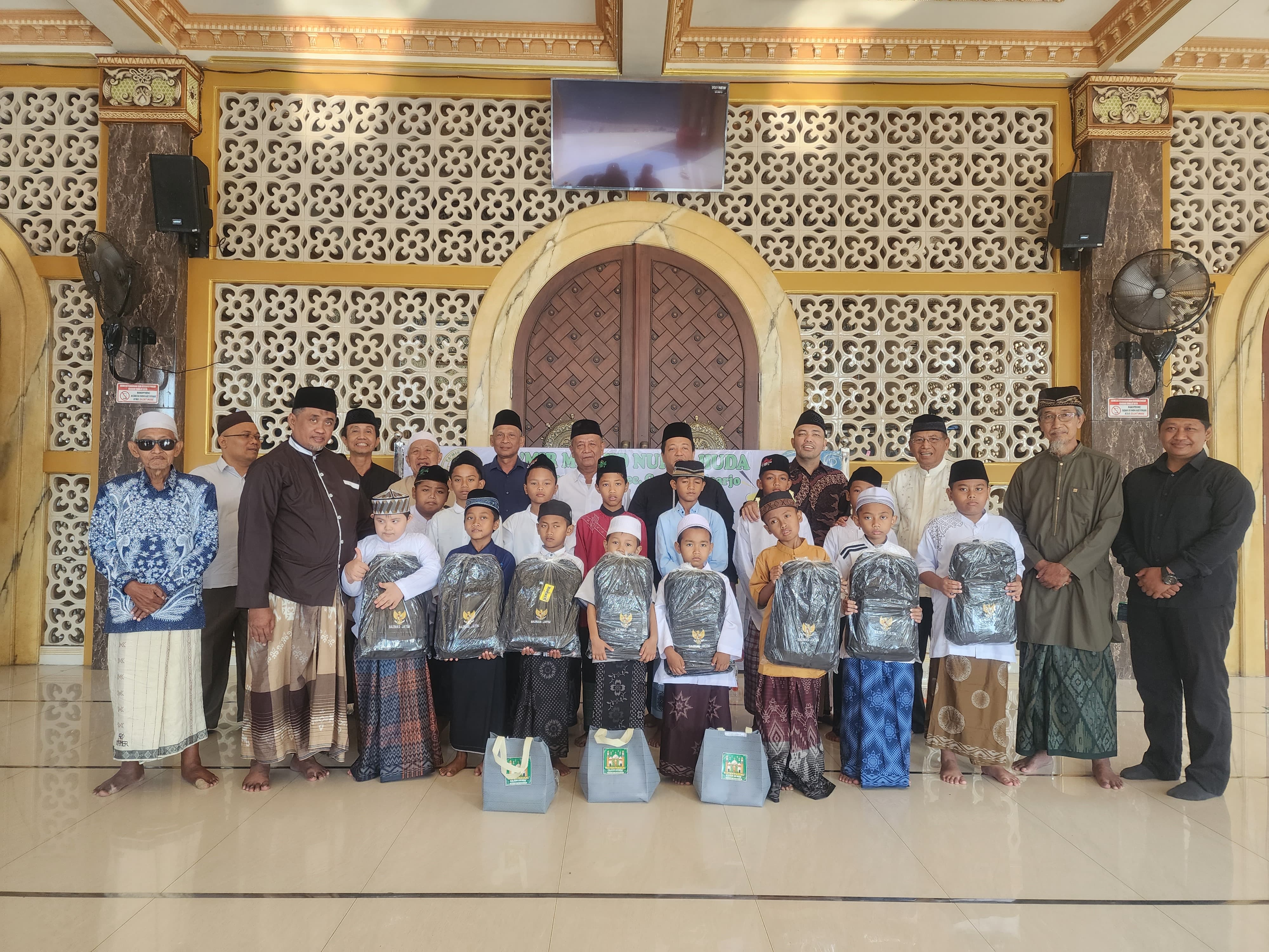 Foto bersama Ketua yayasan Masjid Nurul Huda Ngampelsari H. Agus Yunif Anwaruddin, M.Pd  bersama pengurus dan peserta sunat massal. (ANAS/RADAR SIDOARJO)
