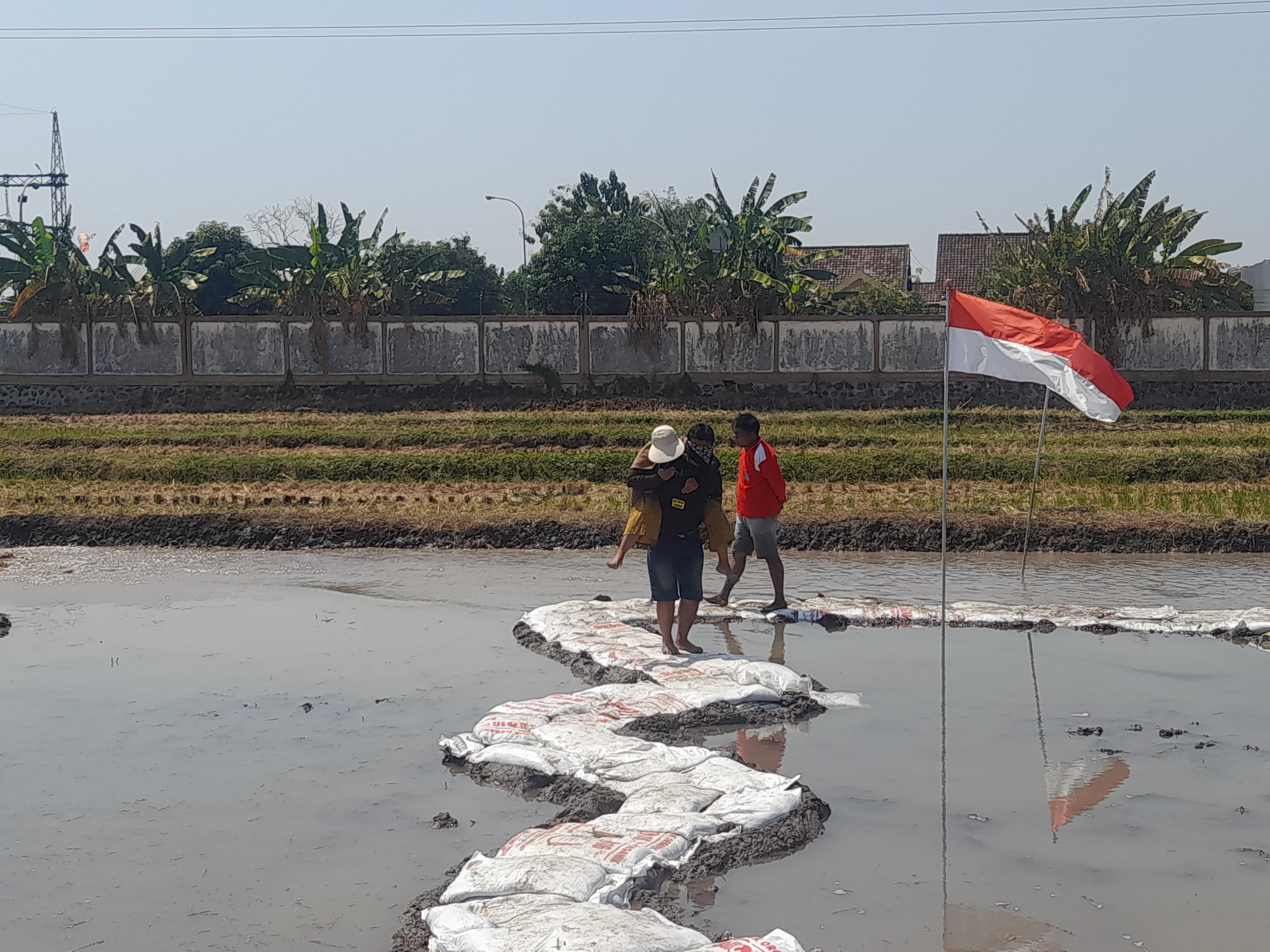 HARUS CEPAT : Lomba gendong suami istri di Desa Boro, Tanggulangin. (M SAIFUL ROHMAN/RADAR SIDOARJO)