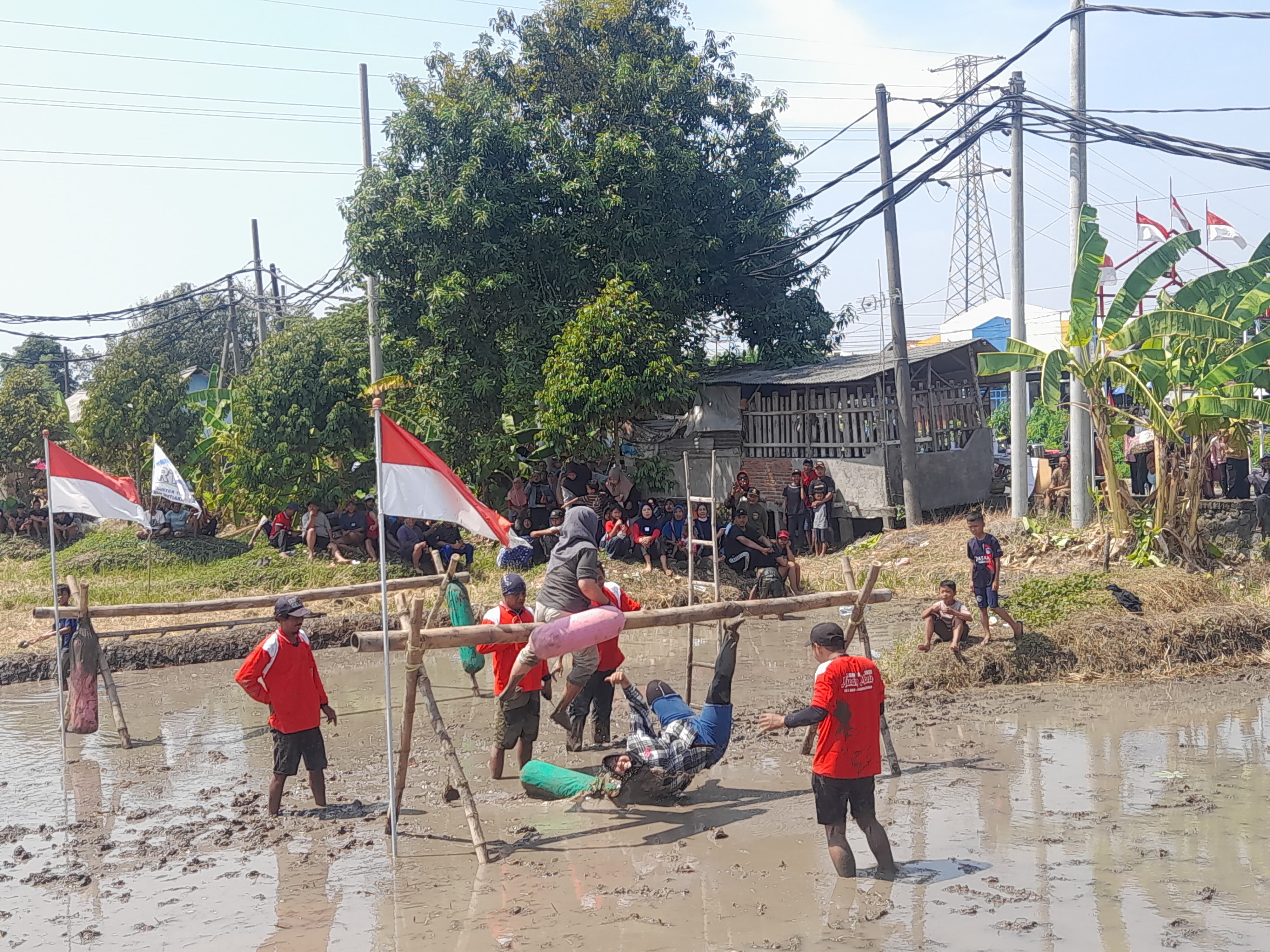 SERU: Suasana lomba kepruk guling di Desa Boro, Tanggulangin. (M SAIFUL ROHMAN/RADAR SIDOARJO)