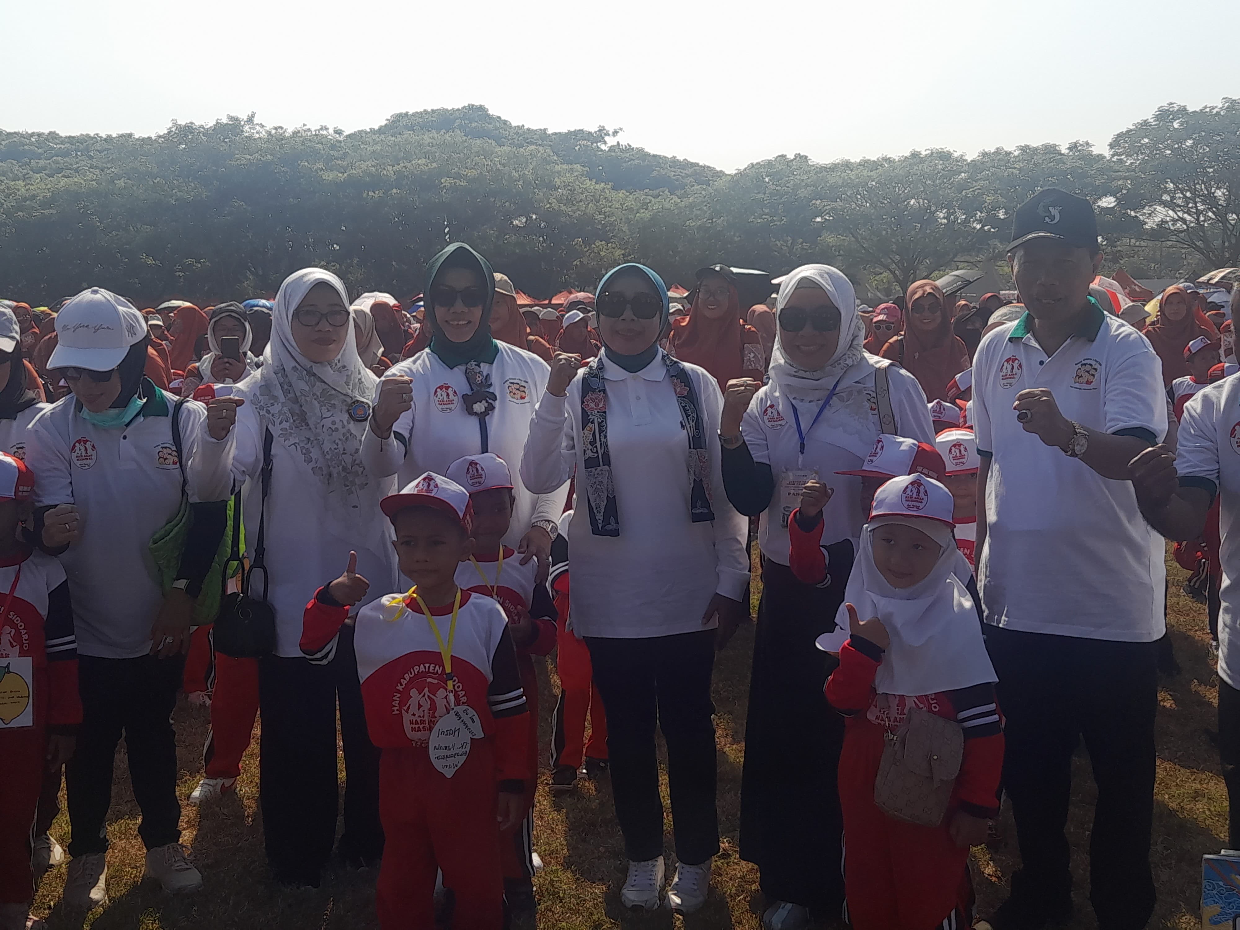 SEMARAK : Ketua TP PKK Sidoarjo Sriatun (tiga dari kanan) foto bersama anak-anak dan panitia. (M SAIFUL ROHMAN/RADAR SIDOARJO)