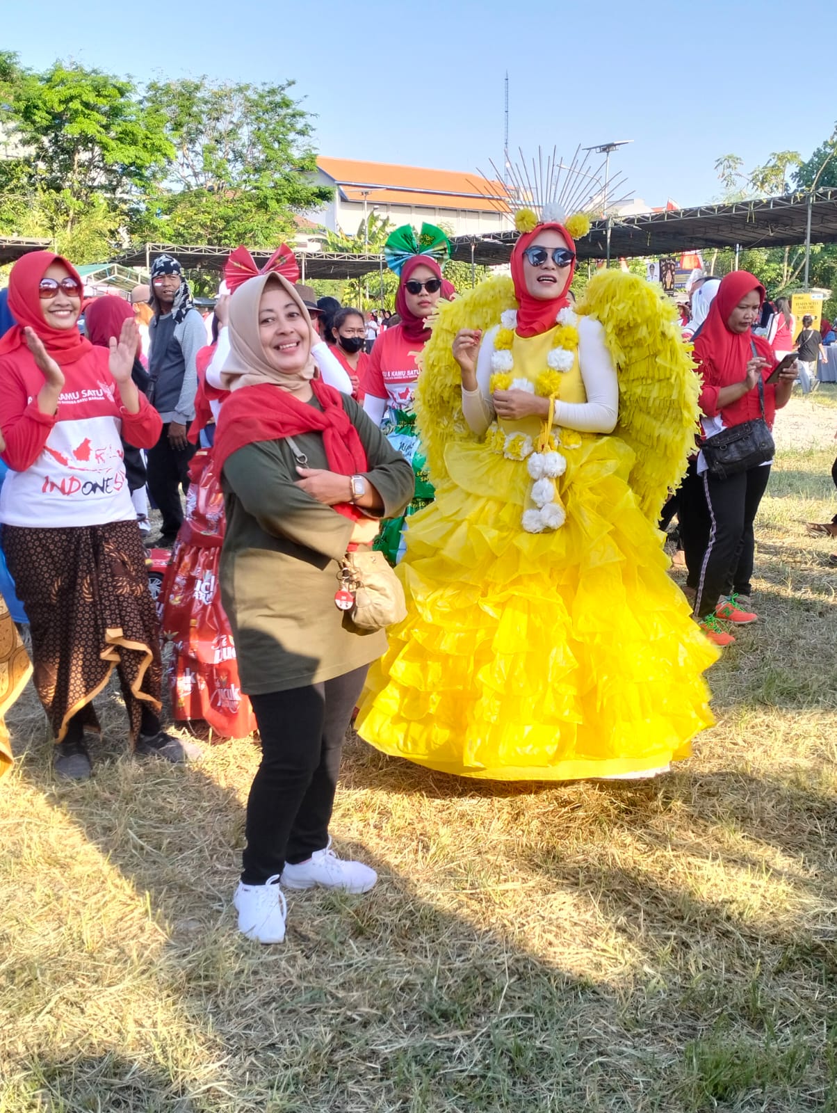 SEMARAK : Istri kepala Desa Gelam Sri Astuti Ningsih (tengah) berbaur warga dalam kegiatan jalan sehat. (ANAS/ RADAR SIDOARJO)