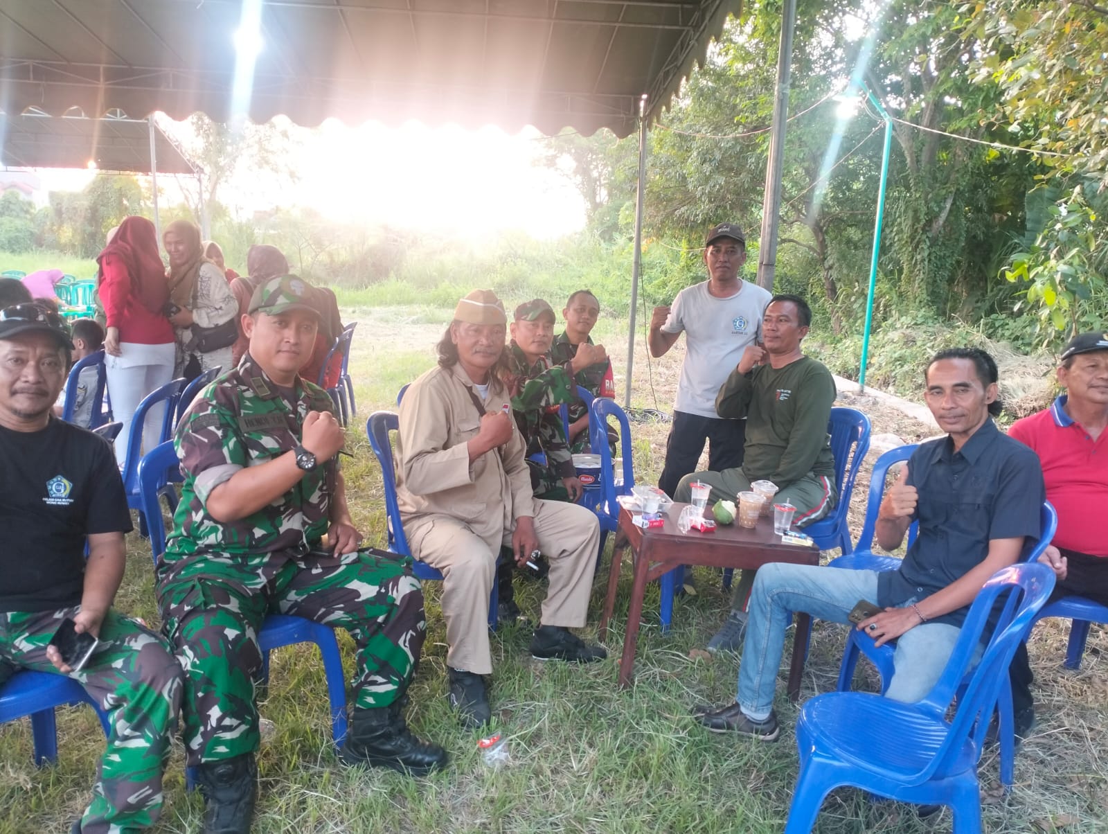 INSPIRATIF : Kepala Desa Gelam Muchammad Muslich  (tiga dari kiri) saat kegaiatan jalan sehat. (ANAS/ RADAR SIDOARJO)