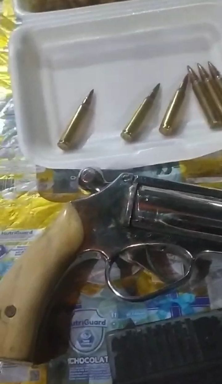 VIRAL : Senjata api yang dipamerkan empat orang di Gor Sidoarjo. (IST)