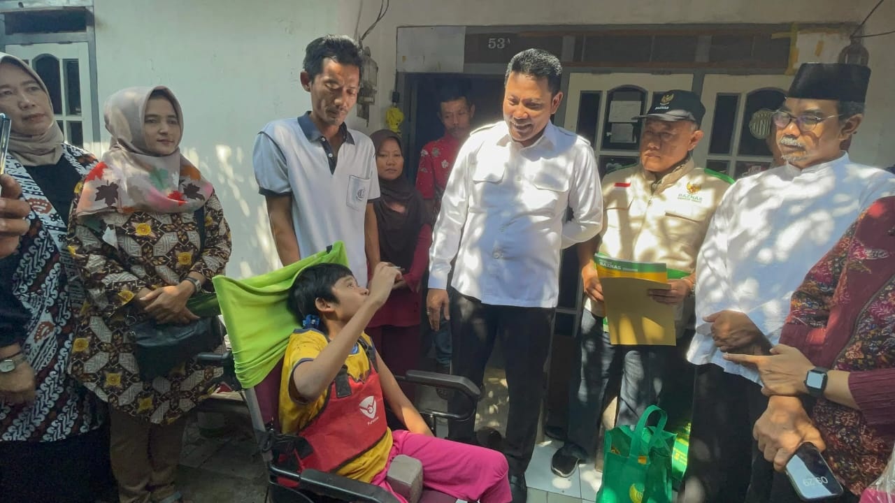 ATENSI : Plt Bupati Sidoarjo, Subandi menjenguk salah satu remaja Desa Pabean yang mengidap penyakit diabetes. (IST)
