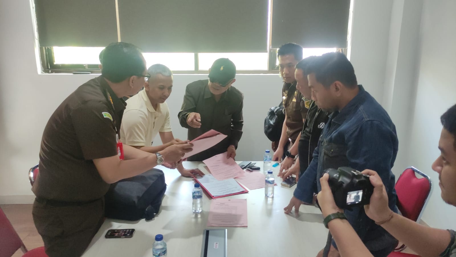 DITANGKAP : Terpidana Guntual Laremba bertopi hitam (tengah) di Kejari Sidoarjo, Rabu (4/9). (DIKY PUTRA SANSIRI/RADAR SIDOARJO)