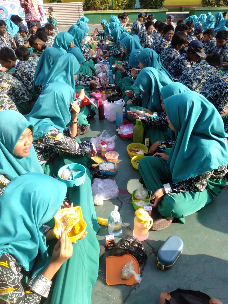 KOMPAK : Para siswa SMP Negeri 3 Taman saat kegiatan Aksi Bergizi.