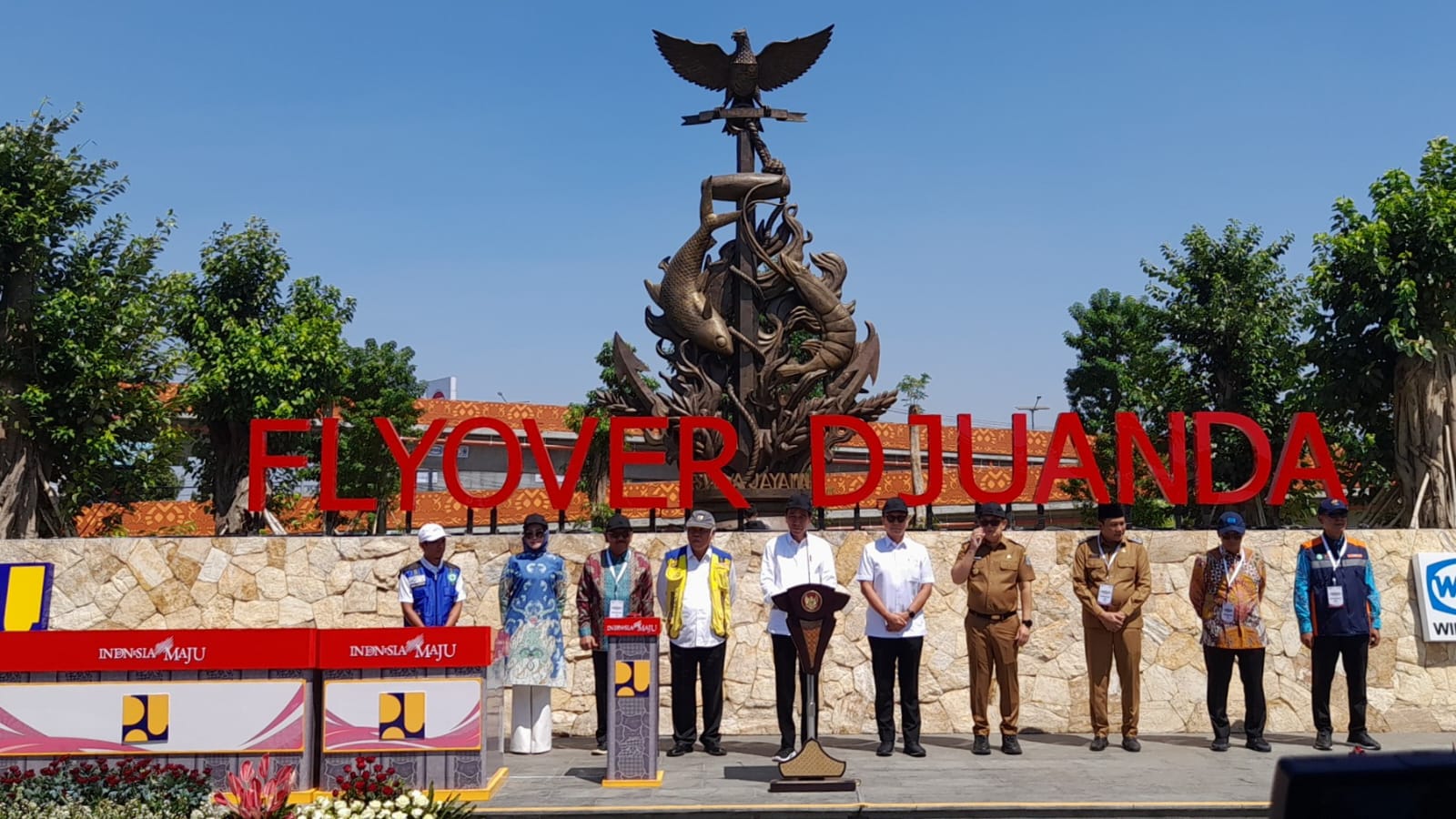 TUNTAS : Presiden Republik Indonesia, Joko Widodo saat meresmikan Flyover Djuanda, Jumat (6/9). (M SAIFUL ROHMAN/RADAR SIDOARJO)