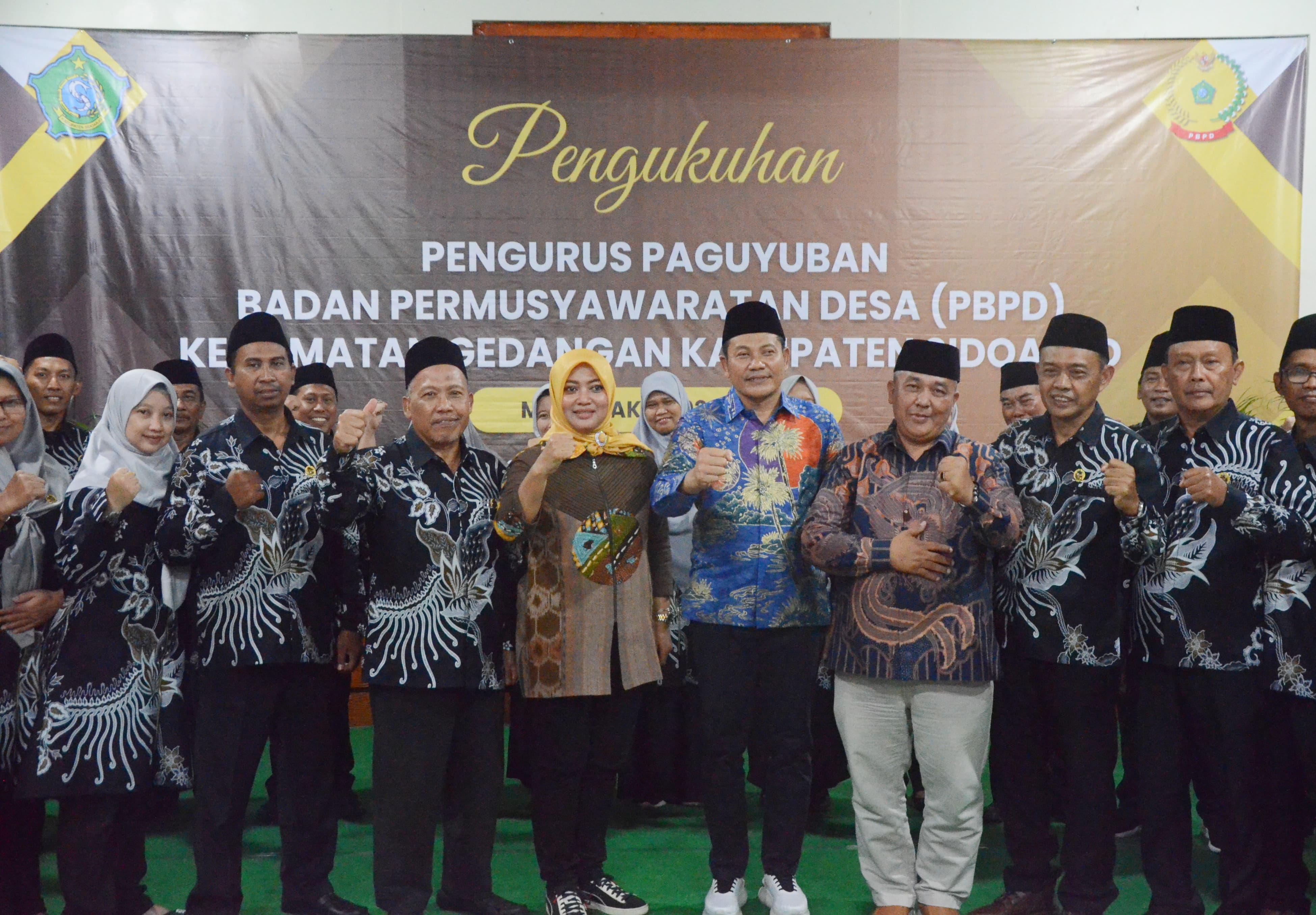 KOMPAK : Plt Bupati Sidoarjo Subandi (batik biru) secara langsung menghadiri pengukuhan pengurus Paguyuban Badan Permusyawaratan Desa (PBPD) Se-Kecamatan Gedangan.