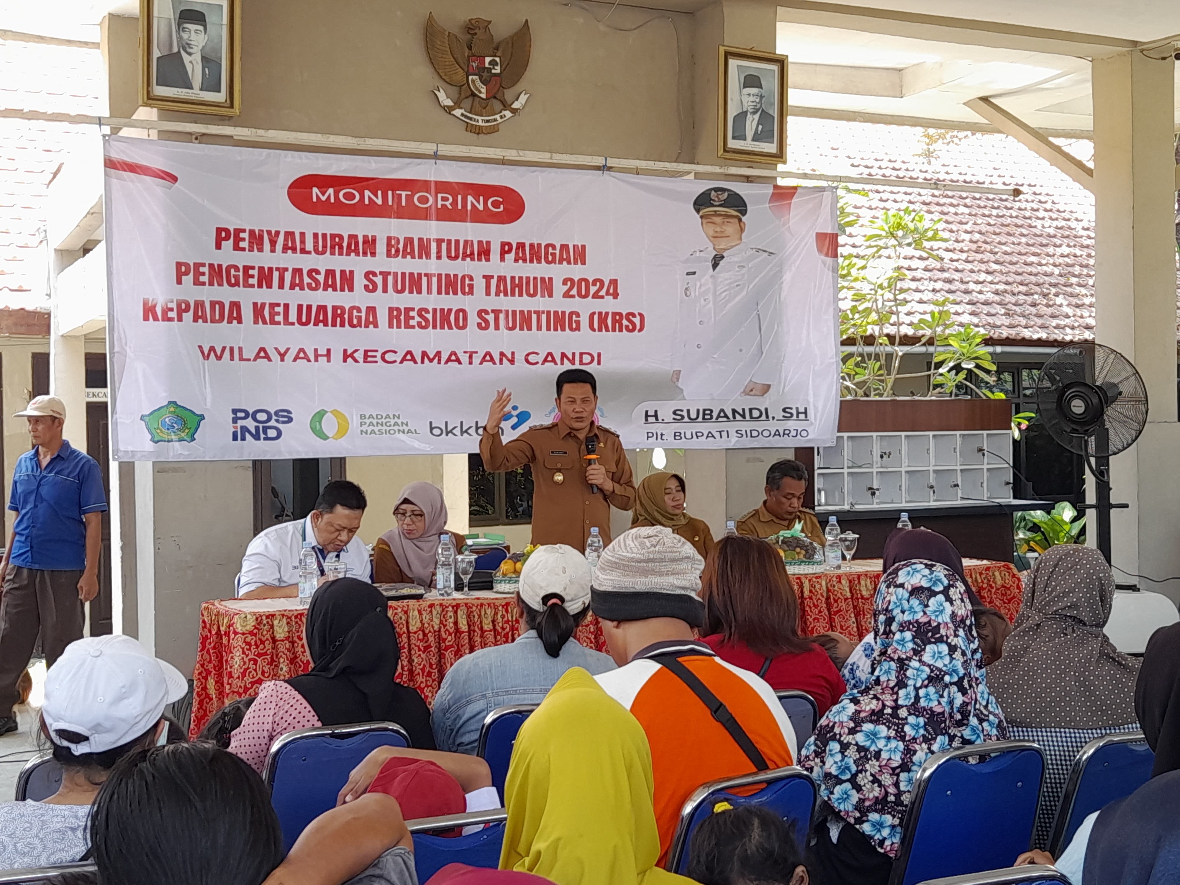 PEDULI : Plt Bupati Sidoarjo Subandi dalam kegiatan penyaluran bantuan pengentasan stunting. (M SAIFUL ROHMAN/RADAR SIDOARJO)