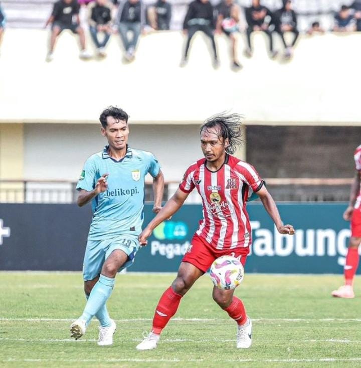 JANGKAR : Aksi kapten Deltras Sidoarjo, Hariono saat melawan Persela Lamongan. (IST)