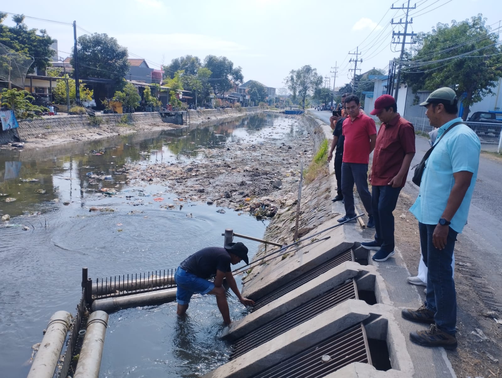 KERJA KERAS : Direktur Utama Perumda Delta Tirta Sidoarjo Dwi Hary Soeryadi (dua dari kanan) mengecek lokasi sumber air baku di Tawangsari.  &nbsp;