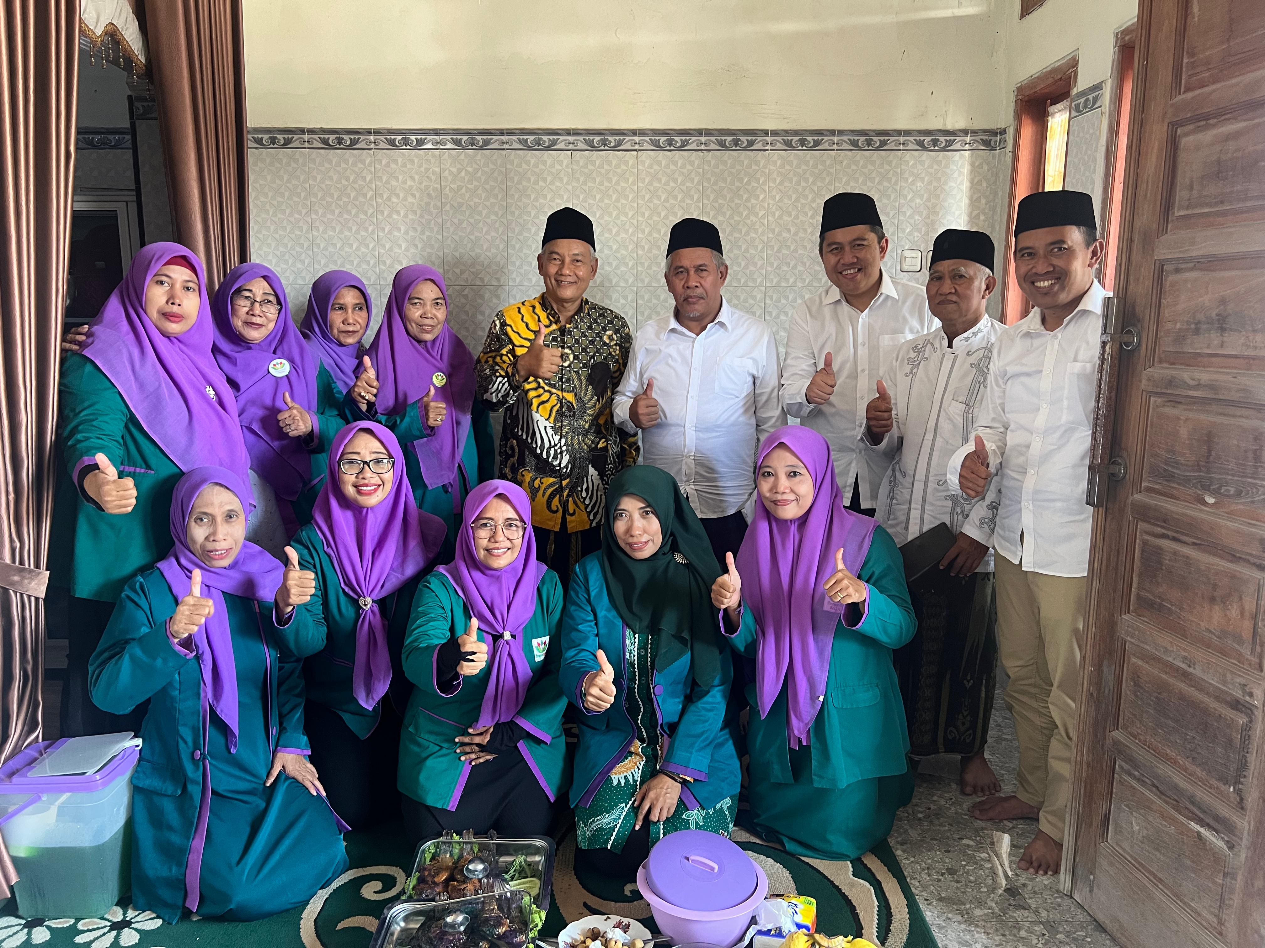 KOMPAK : KH Marzuki Mustamar bersama jemaah sholawat dan Calon Bupati Sidoarjo Achmad Amir Aslichin (Mas Iin). (IST)