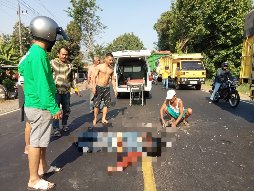TKP : Jenazah korban saat akan dievakuasi ke Rumah Sakit Anwar Medika, Kamis (12/9). (IST)