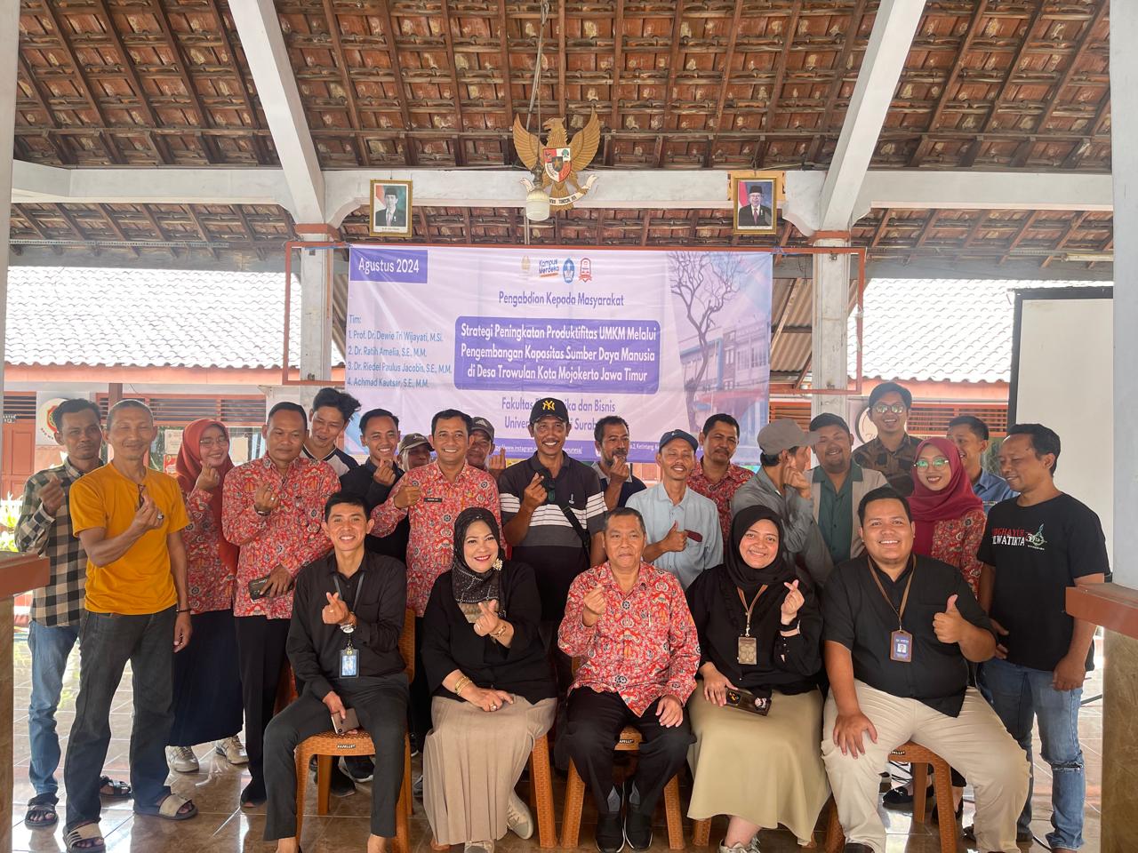 SINERGITAS : Ketua PKM Prof.Dr. Dewi Tri Wijayanti (depan dua dari kiri) didampingi Dr. Kausar (depan kiri) dalam kegiatan UMKM Pengrajin Patung di Desa Watesumpak Kecamatan Trowulan Mojokerto.