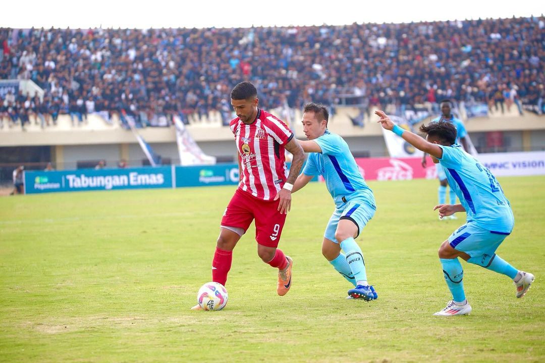 LIGA 2 : Pemain asing Deltras Sidoarjo (merah), Nixon Guylherme saat melawan Persela Lamongan. (IST)