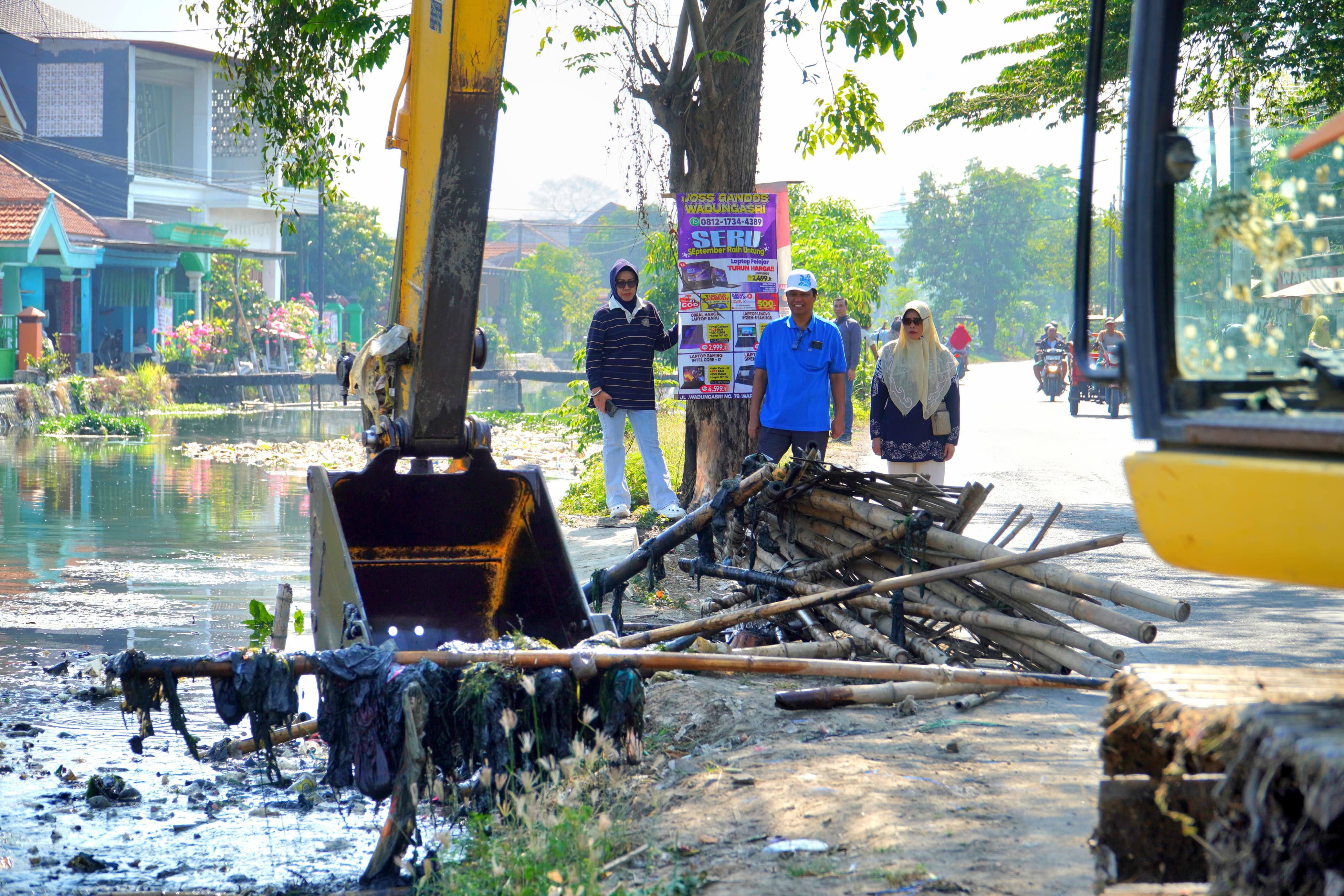 SINERGIS : Sekda Sidoarjo Fenny Apridawati, Direktur PDAM beserta DLHK dan Dinas PUBMSDA turun langsung ke lapangan untuk membantu pengerukan sedimen sungai untuk optimalisasi aliran air.