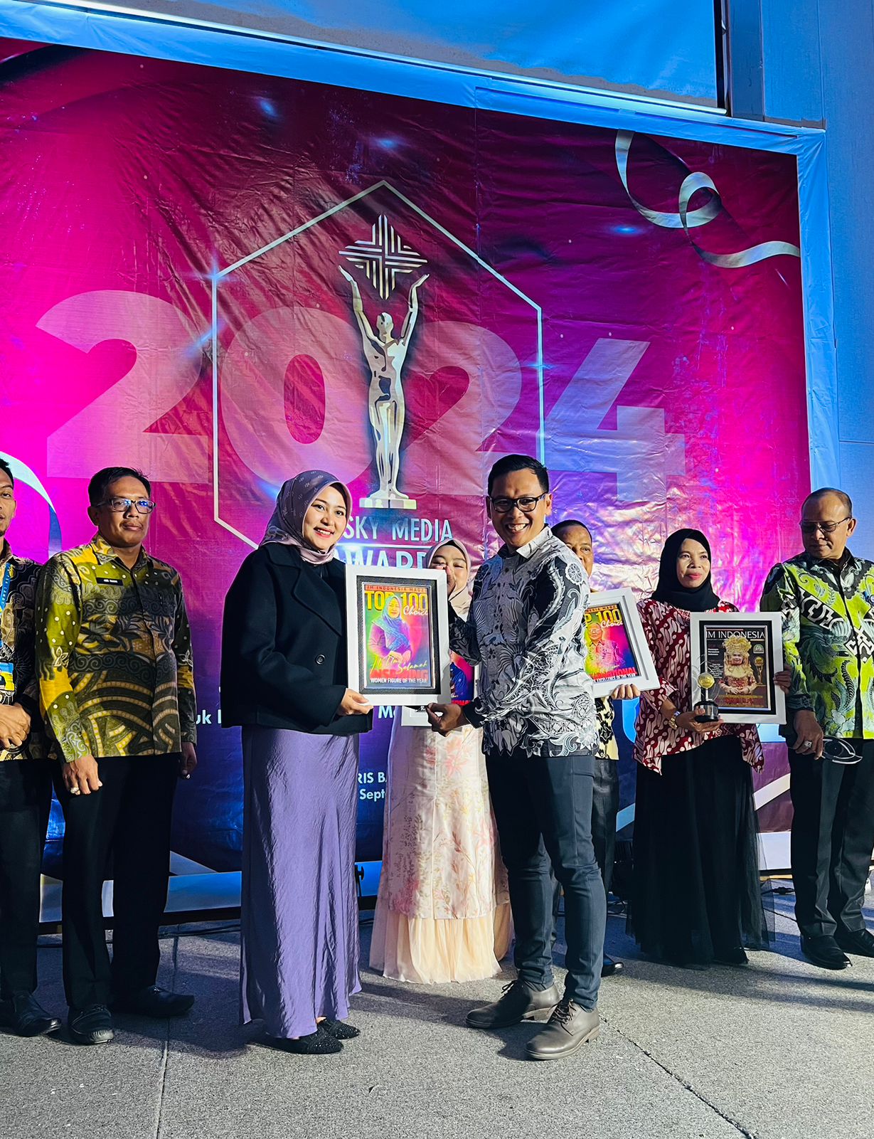 BANGGA : Kepala Mi Maarif Ketegan Bilingual Islamic School Sidoarjo Umi Salamah meraih penghargaan prestisius.