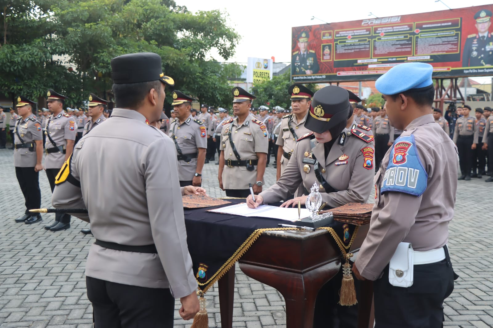 BERGANTI : Suasana sertijab lima kapolsek di Lapangan Apel Polresta Sidoarjo, Sabtu, 14 September 2024. (IST)
