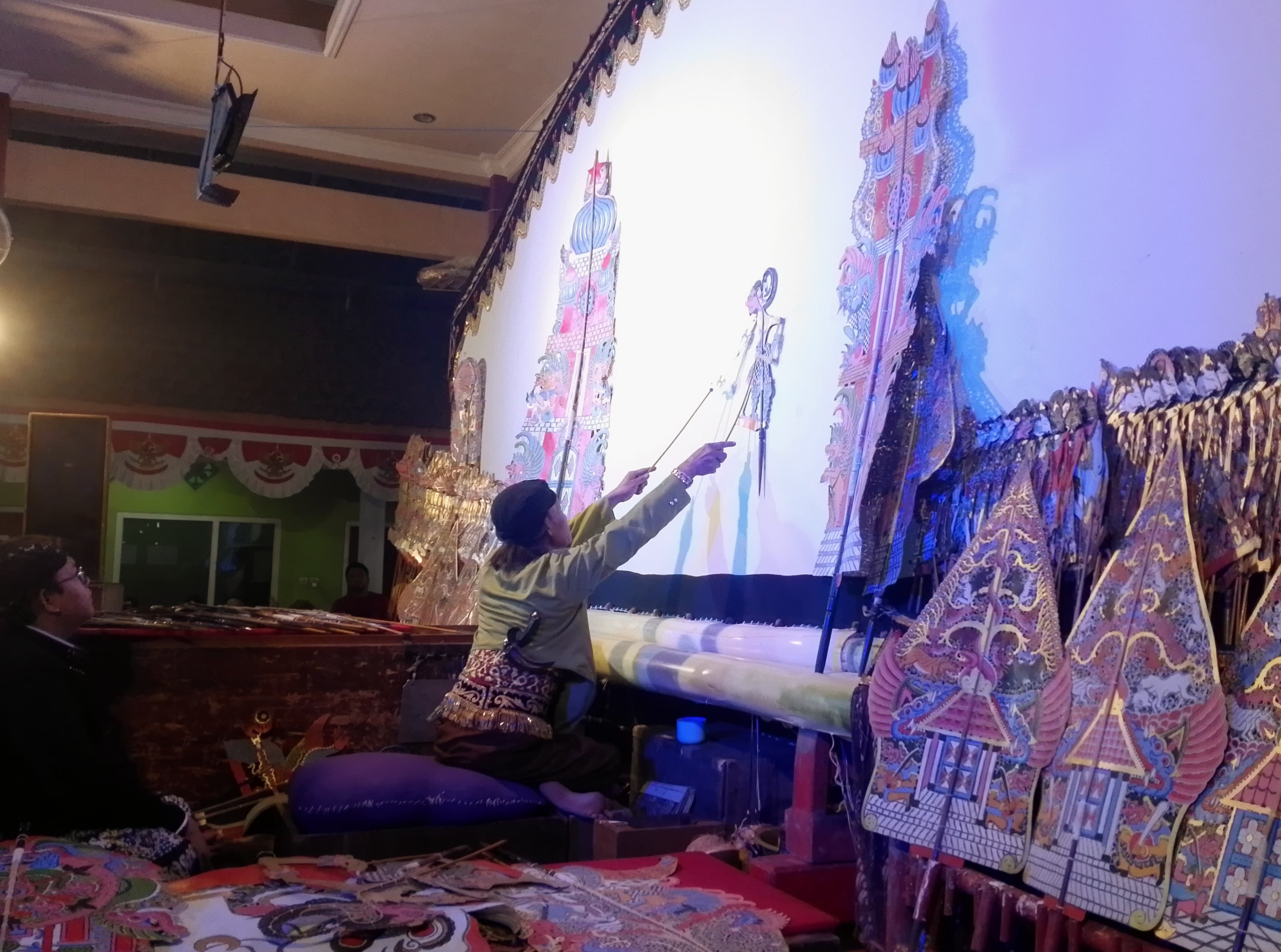 BUDAYA: Wayang Kulit sebagai penutupan rangkaian acara ruwat desa dan sedekah bumi di Desa Semampir Kecamatan Sedati. (INDRA/RADAR SIDOARJO)