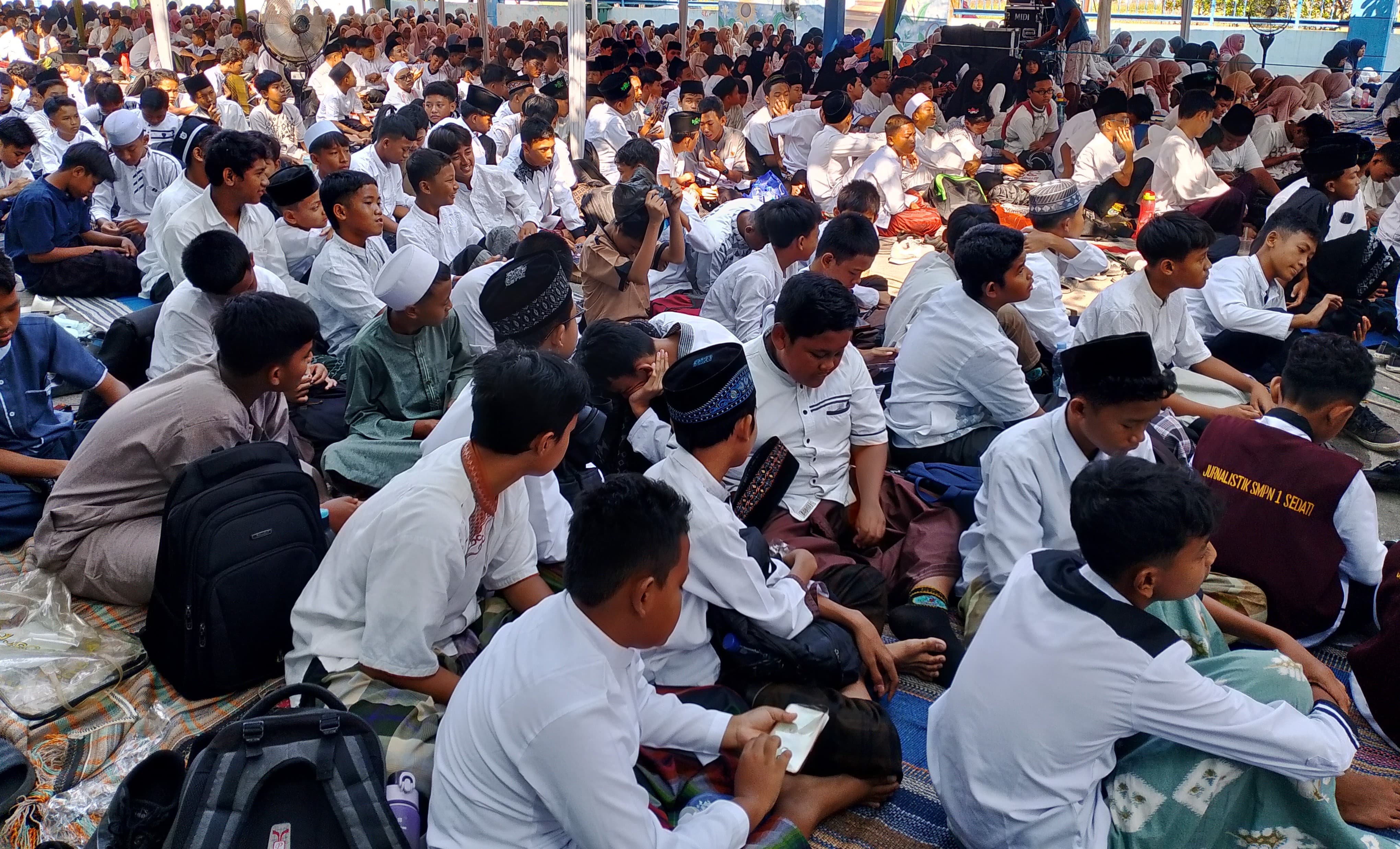 ANTUSIAS : Suasana kegiatan SMP Negeri 1 Sedati Bersholawat yang diikuti para siswa dan wali murid. (INDRA/RADAR SURABAYA)