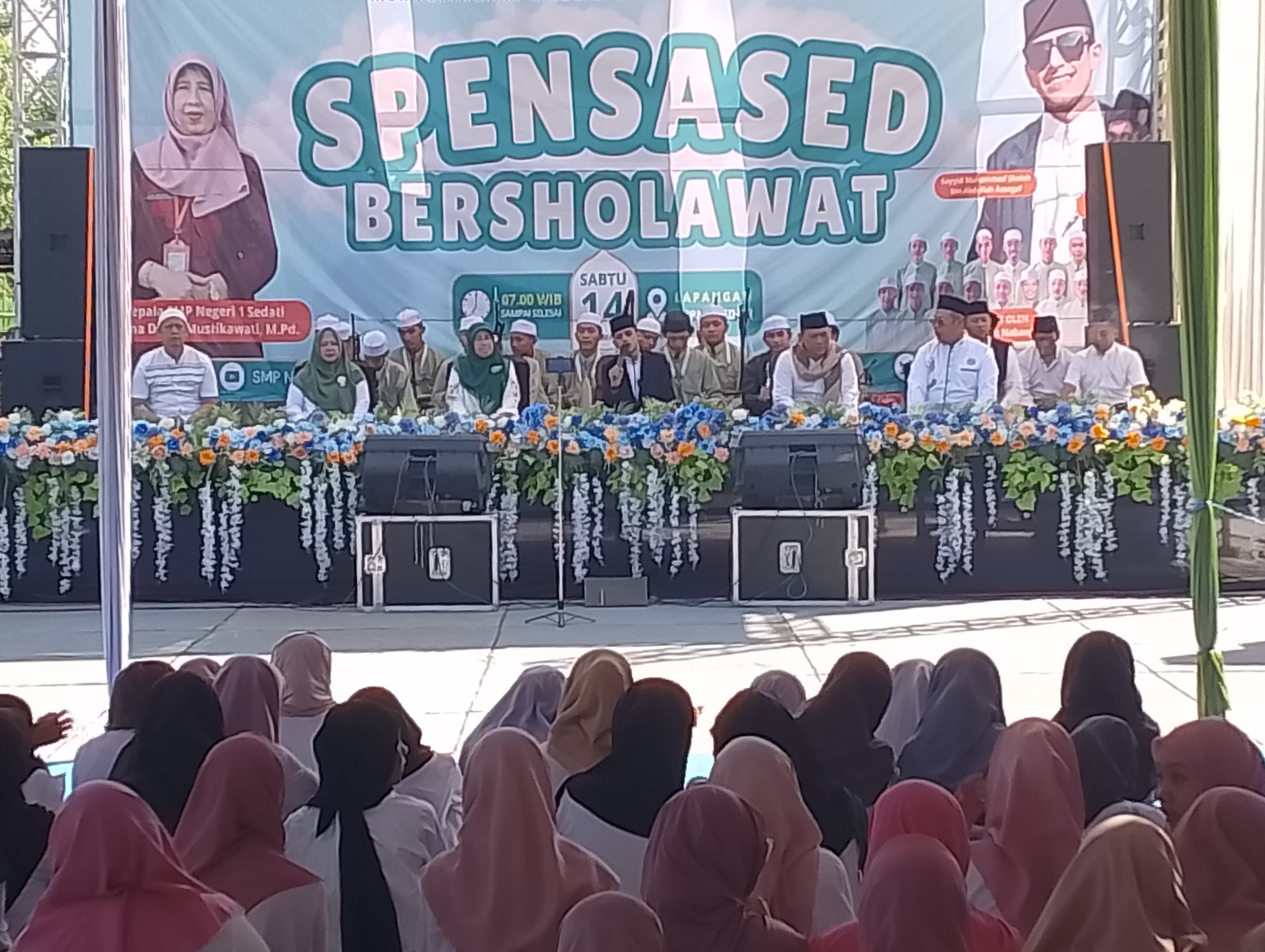 MERIAH: Suasana kegiatan SMP Negeri 1 Sedati Bersholawat yang diikuti para siswa dan wali murid. (INDRA/RADAR SURABAYA)