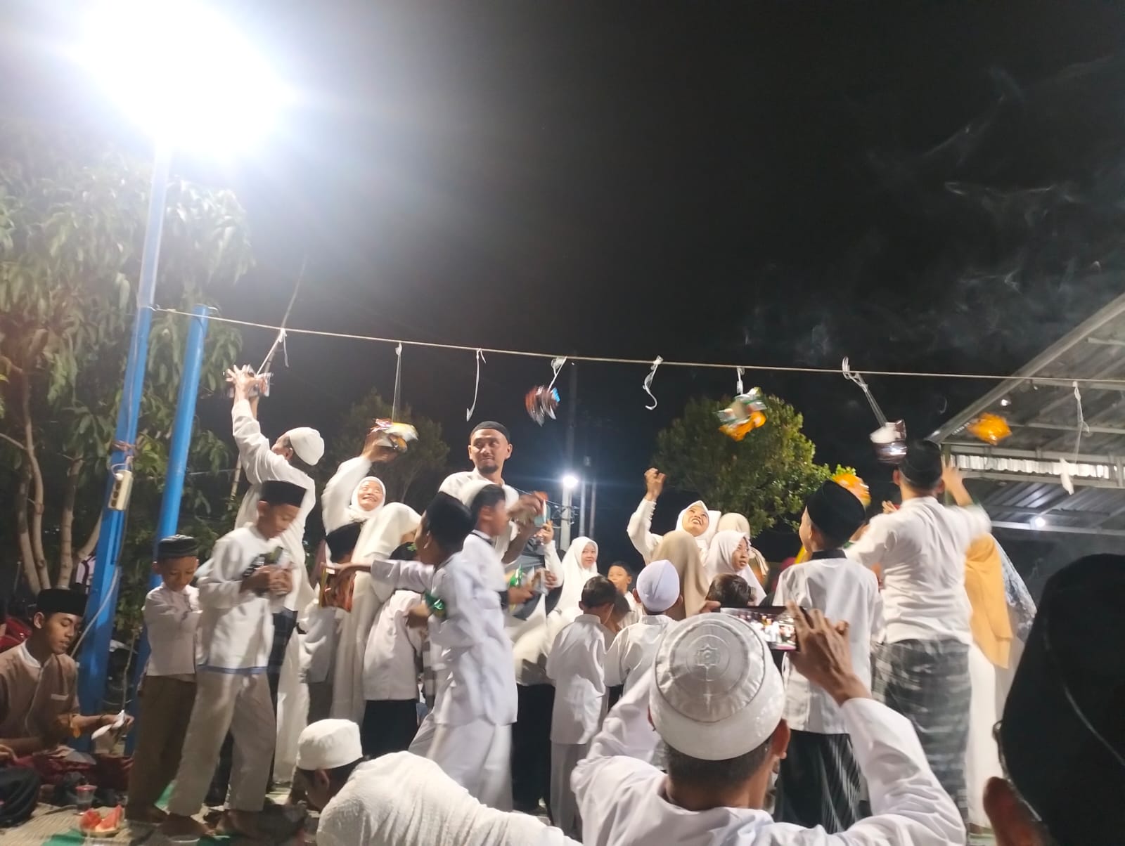RAMAI : Musala Al Muhajirin di Pesonasari Cluster Sanrise RT 11/RW 01 peringati Maulid Nabi Muhammad SAW. (ANAS/RADAR SIDOARJO)