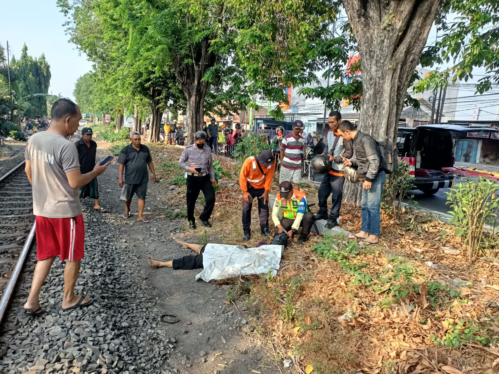 NAHAS : Jenazah korban tertabrak kereta api di Gedangan akan dievakuasi, Minggu (16/9). (IST)