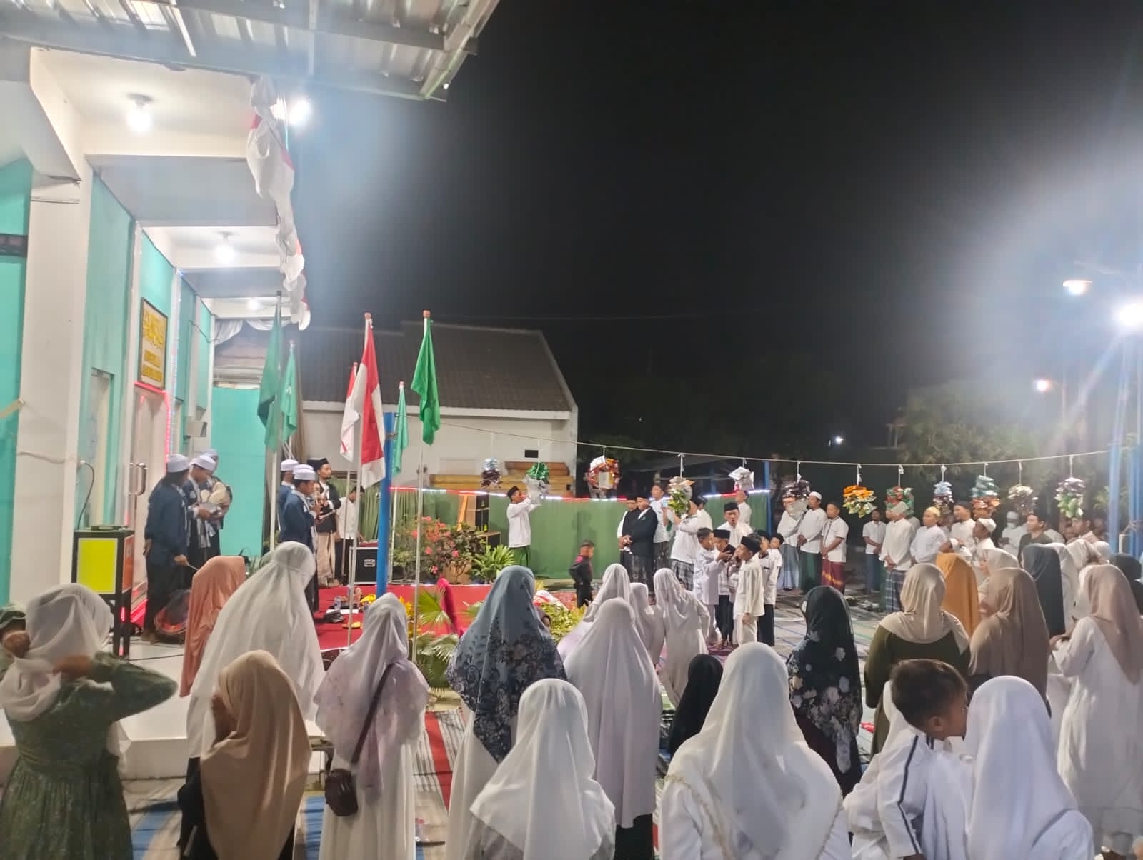 BERKAH : Suasana perayaan maulid Nabi Muhammad SAW di Musala Al Muhajirin, Candi. (ANAS/RADAR SIDOARJO)