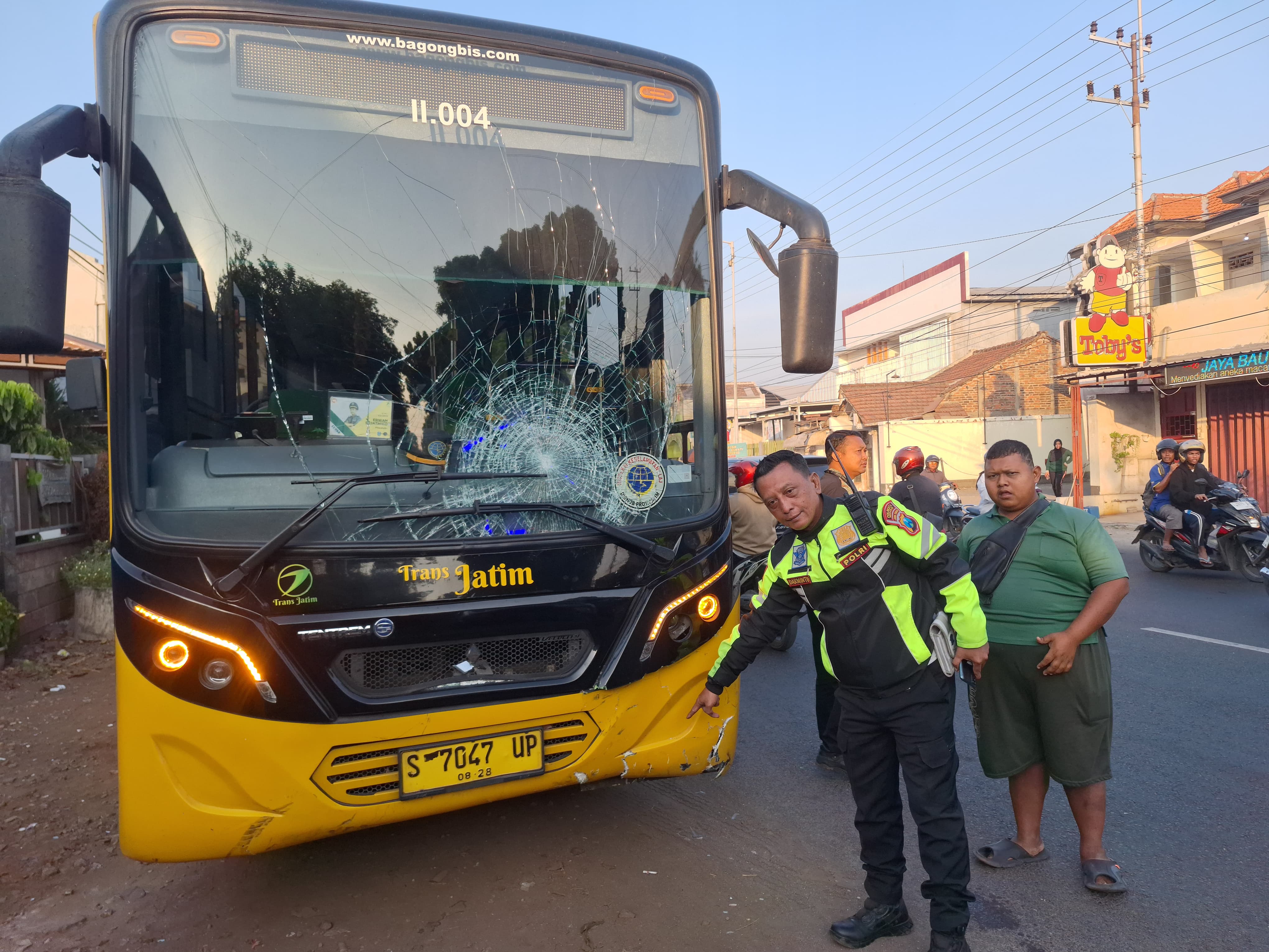 OLAH TKP : Kondisi bus Trans Jatim usai terlibat kecelakaan di Kemasan, Krian, Selasa (17/9). (IST)