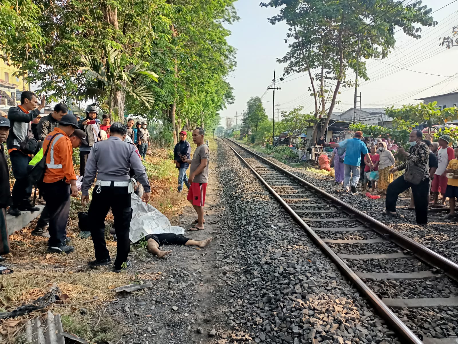 NAHAS : Jenazah korban usai tertabrak kereta api di Gedangan, Senin (16/9). (IST)