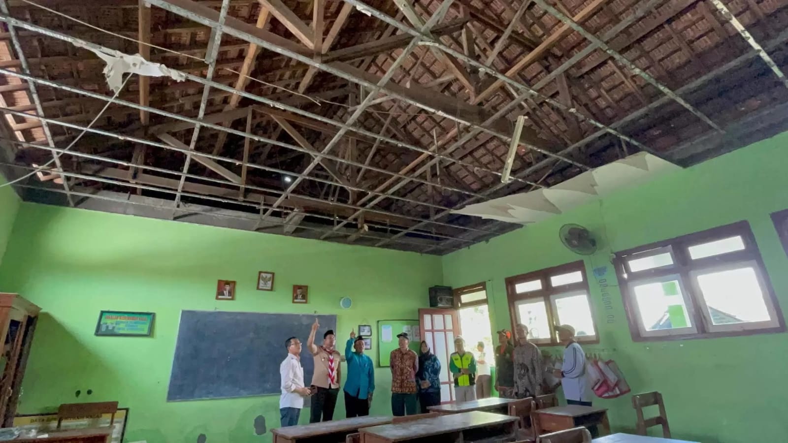 RUSAK : Kondisi salah satu SD di Kecamatan Krembung. (IST)