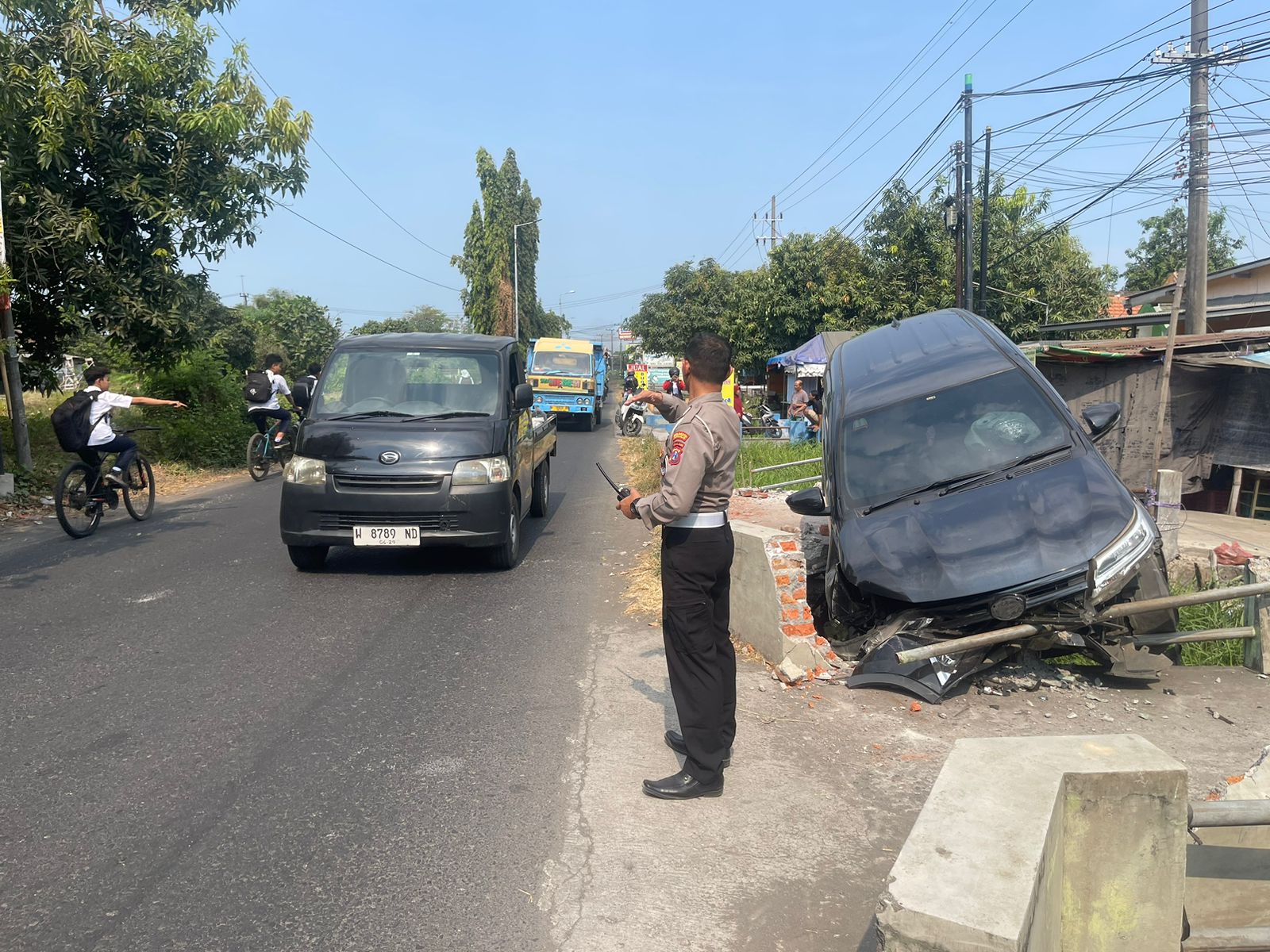RUSAK : Kondisi mobil Daihatsu Terios usai mengalami kecelakaan tunggal di Buduran, Selasa (17/9) sore. (IST)  &nbsp;