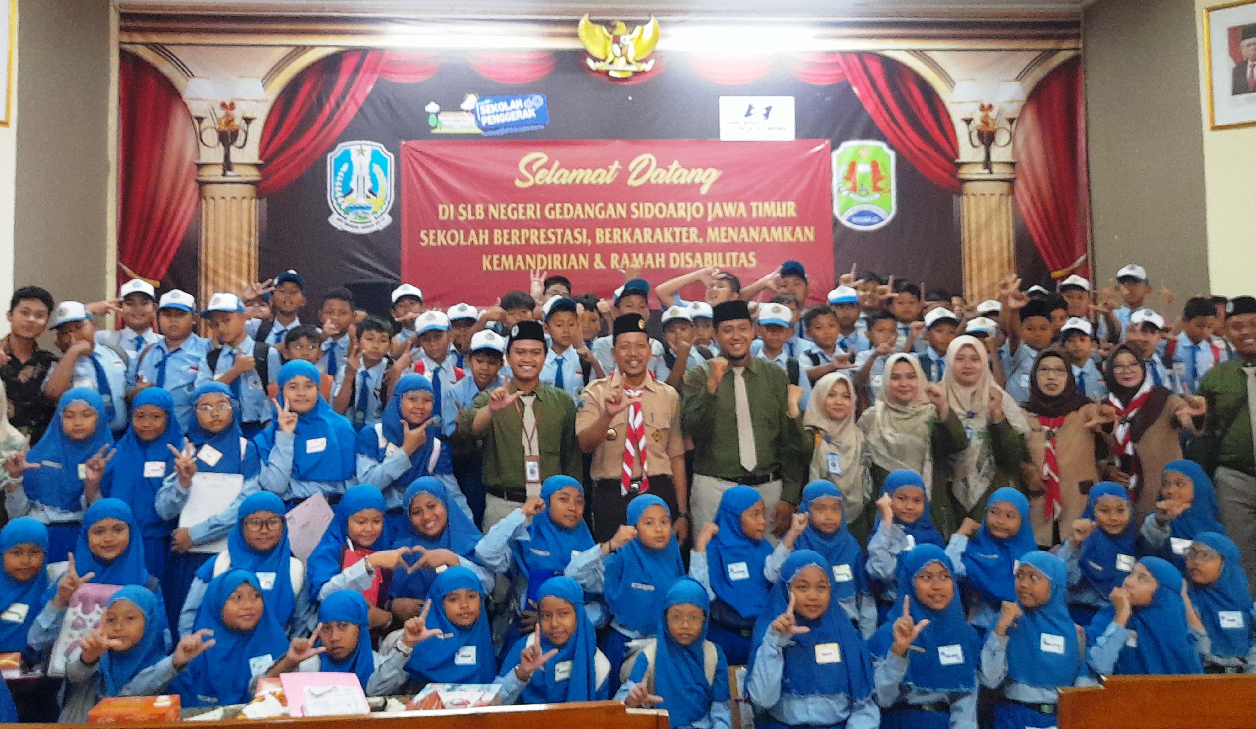 KOMPAK: Para siswa SD Khazanah Ilmu berfoto bersama dengan para guru. (M SAIFUL ROHMAN/RADAR SIDOARJO)