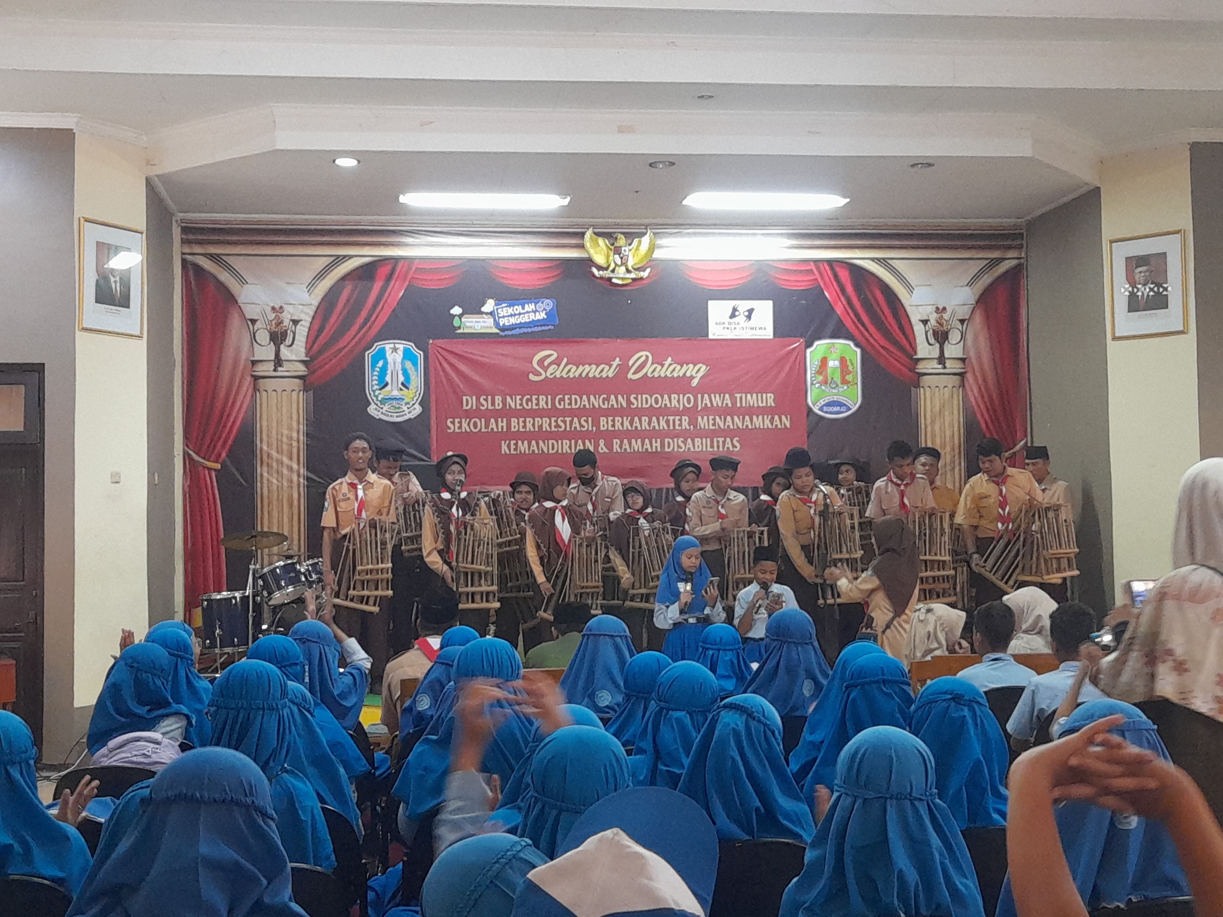 LUAR BIASA : Siswa SLB Negeri Gedangan tampil disaksikan siswa&nbsp;SD Khazanah Ilmu.&nbsp;&nbsp;(M SAIFUL ROHMAN/RADAR SIDOARJO)