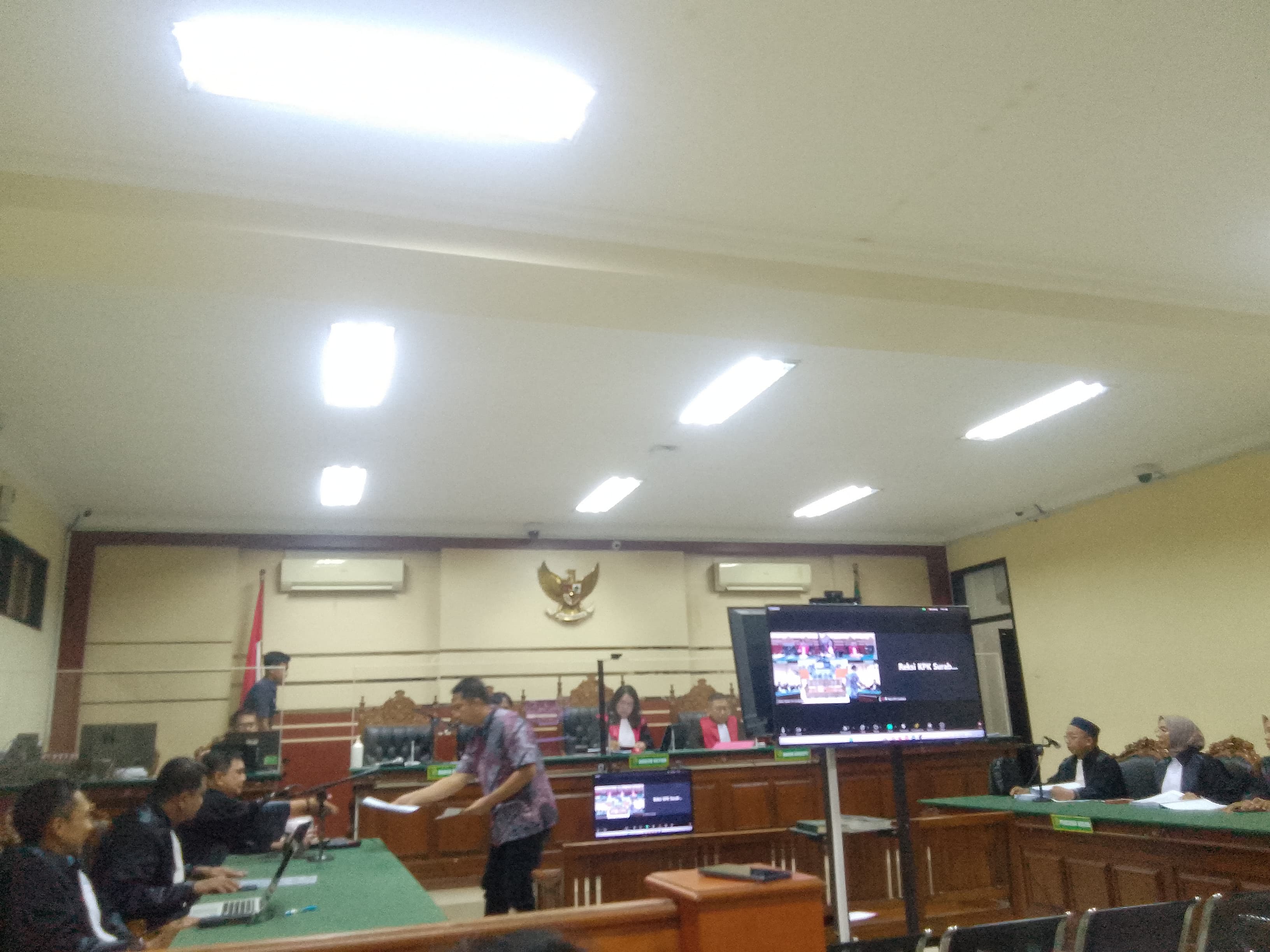 DIBACA LANGSUNG: Terdakwa mantan Kepala Badan Pelayanan Pajak Daerah (BPPD) Sidoarjo Ari Suryono sampaikan pledoi. (DIKY PUTRA SANSIRI/RADAR SIDOARJO)