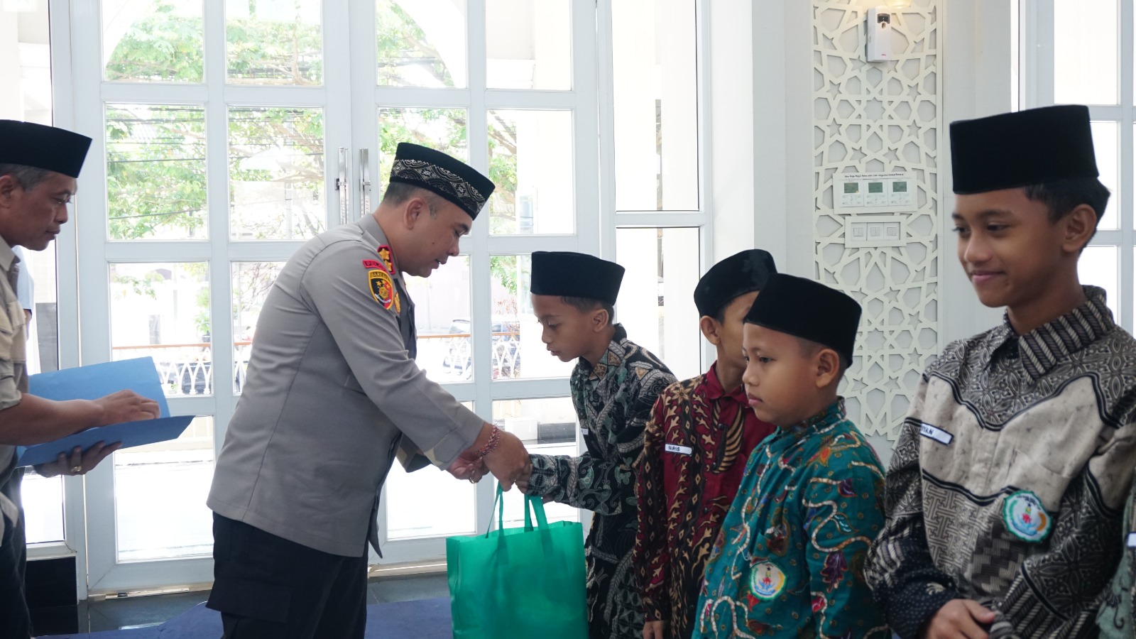 PEDULI: Wakapolresta Sidoarjo AKBP I Made Bayu Sutha Sartana memberikan santunan anak yatim piatu. (IST)