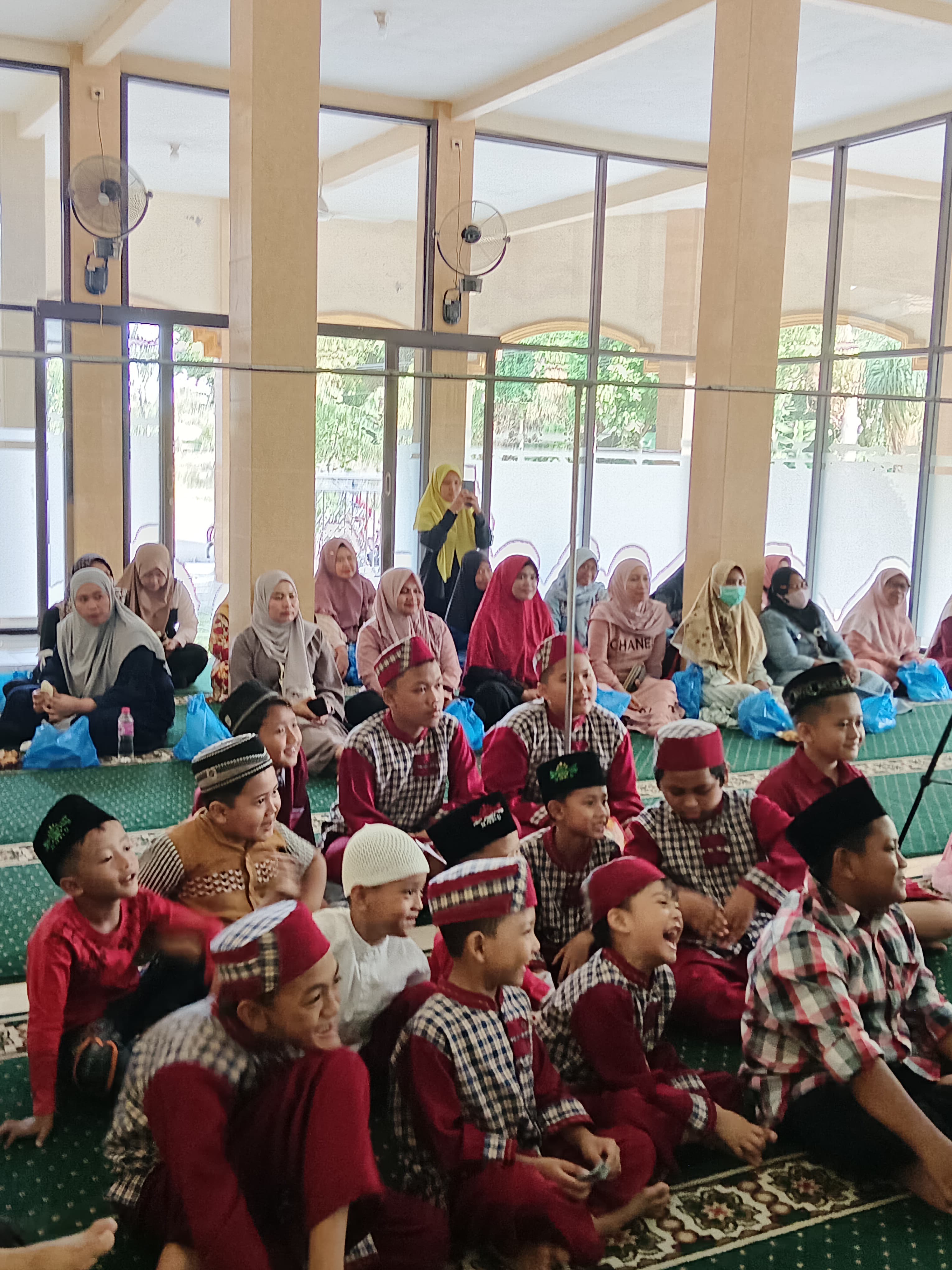 SEMANGAT : Para santri dan wali murid TPQ Baitul Hikmah dalam mengikuti maulid nabi Muhammad SAW dan peresmian TPQ. (ANAS/RADAR SIDOARJO)