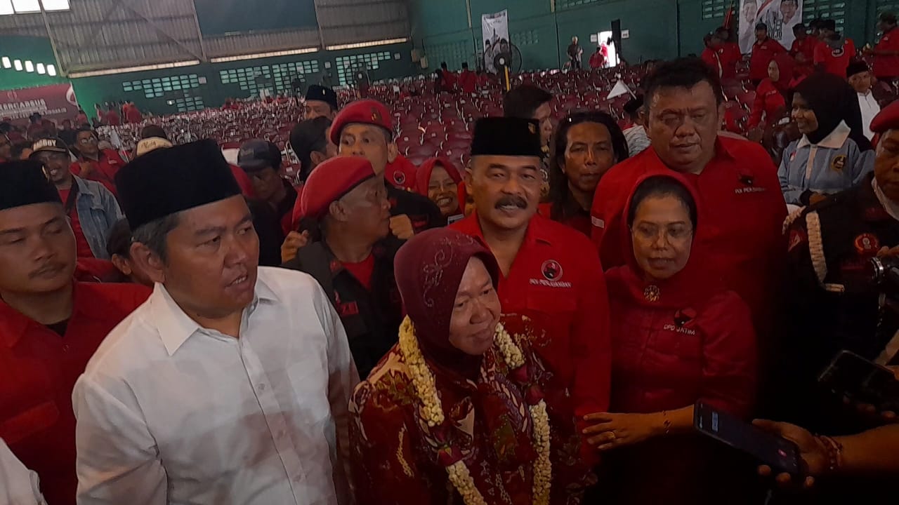 KOMPAK : Calon Gubernur Jatim Tri Rismaharani bersama Calon Bupati Sidoarjo Achmad Amir Aslichin. (M SAIFUL ROHMAN/RADAR SIDOARJO)
