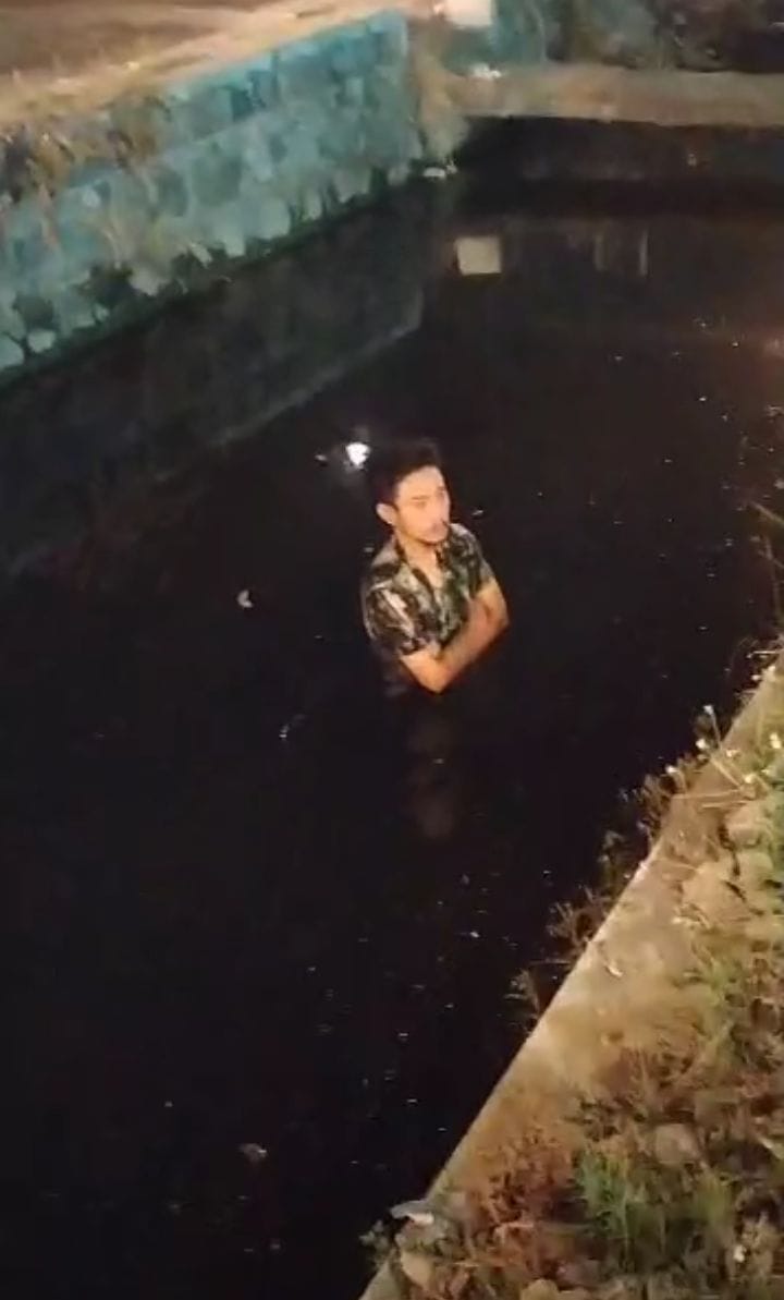 CARI SELAMAT : Terduga maling HP di tengah sungai kawasan Krian, Minggu (21/9). (IST)