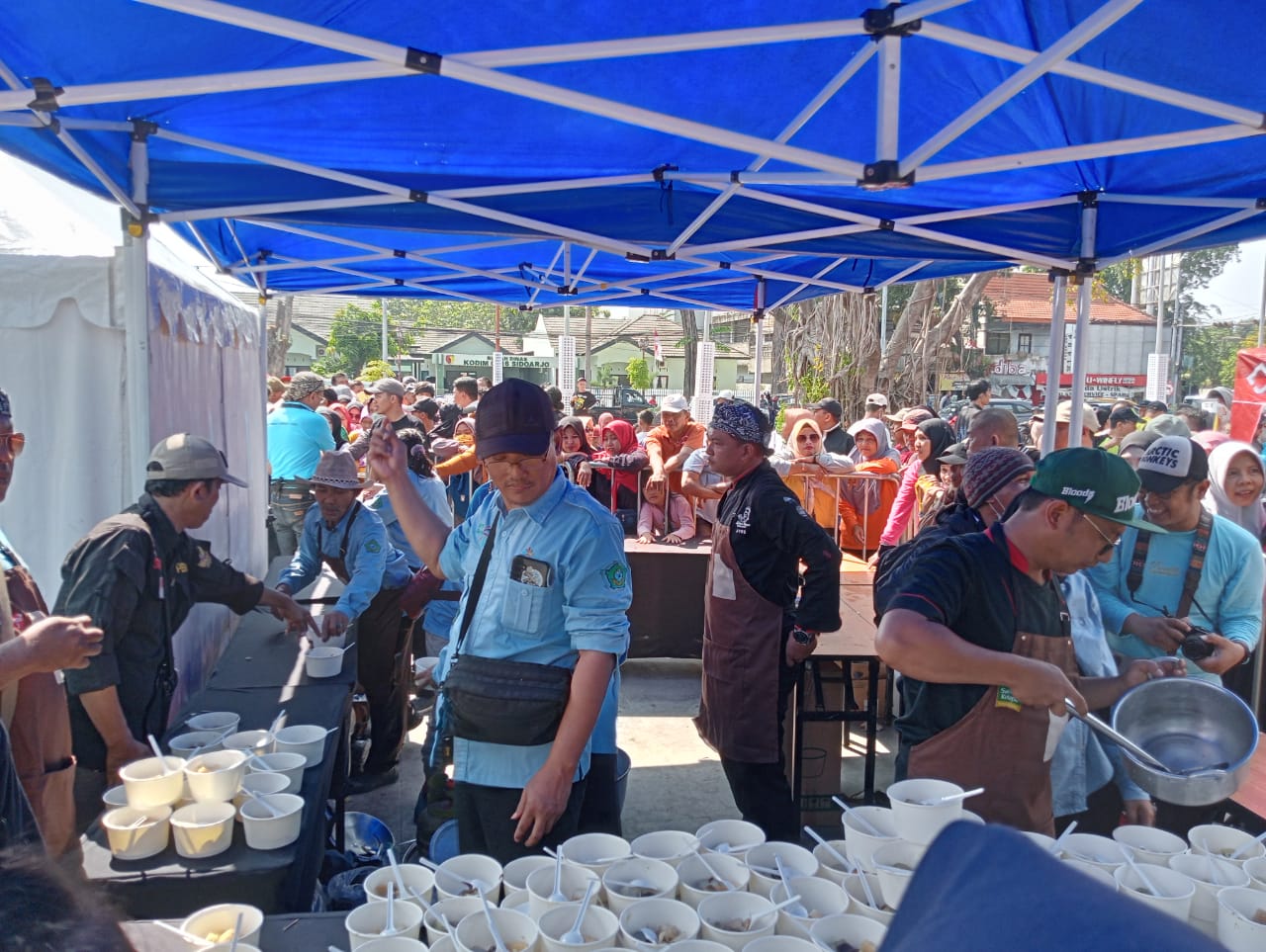 MAKANAN KHAS: Proses memasak dan menyiapkan 1.500 porsi lontong cecek di Alun-alun Sidoarjo. (M SAIFUL ROHMAN/RADAR SIDOARJO)