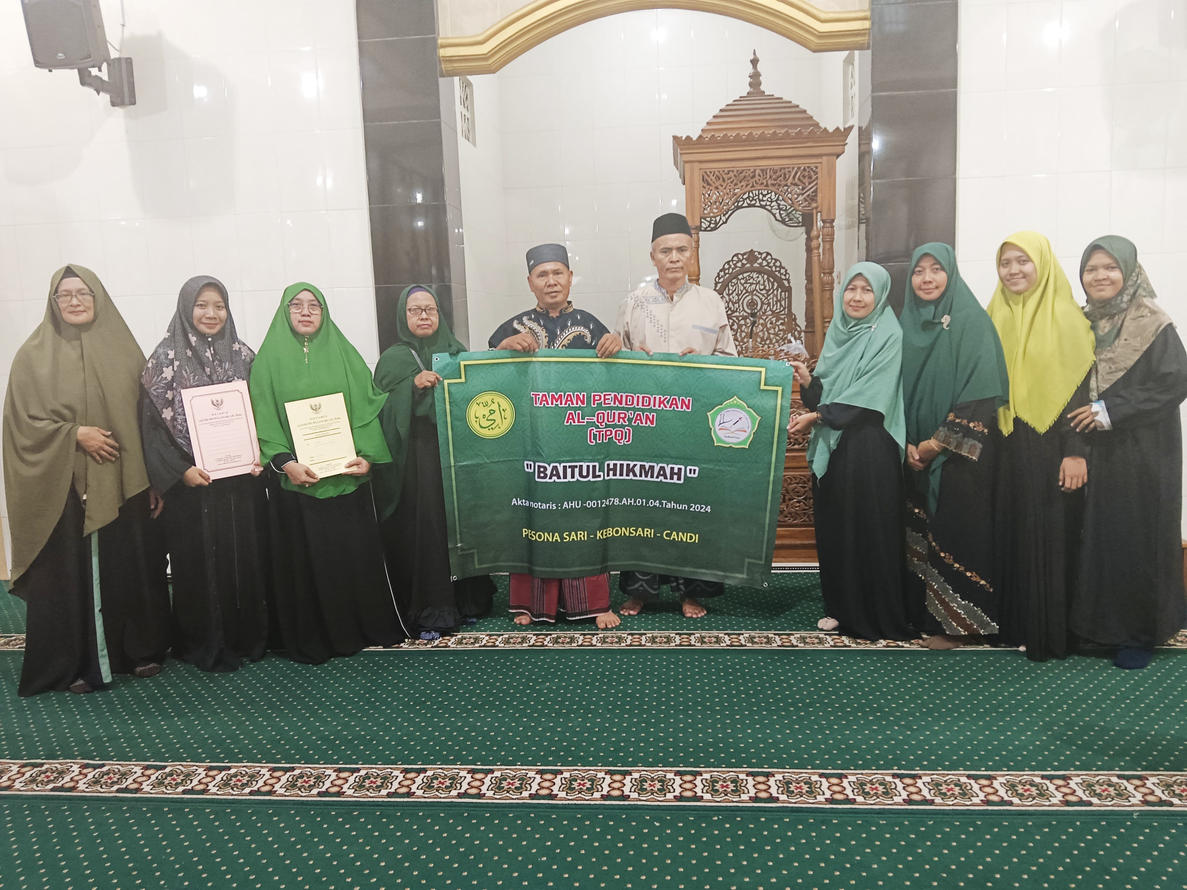 BERSYUKUR : Ketua TPQ Baitul Hikmah, ustadzah  Yessy Roesfita (empat dari kanan), ketua Takmir masjid H Karyono (lima dari kanan) bersama guru pada saat peresmian TPQ. (ANAS/RADAR SIDOARJO)