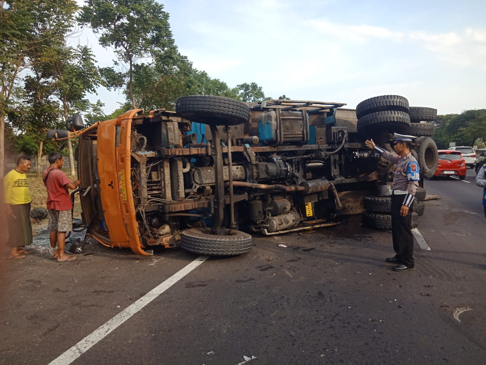 APES : Kondisi dump truk usai mengalami kecelakaan tunggal di Sidoarjo. (IST)