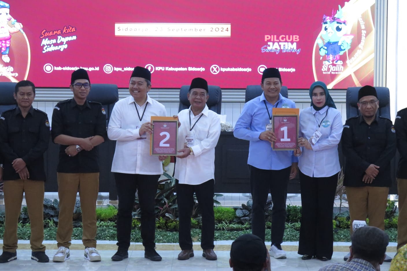 PILKADA : Pasangan Calon Bupati dan Wakil Bupati Sidoarjo, Subandi-Mimik Idaya dan Achmad Amir Aslichin-Edy Widodo usai pengambilan nomor urut. (M SAIFUL ROHMAN/RADAR SIDOARJO)