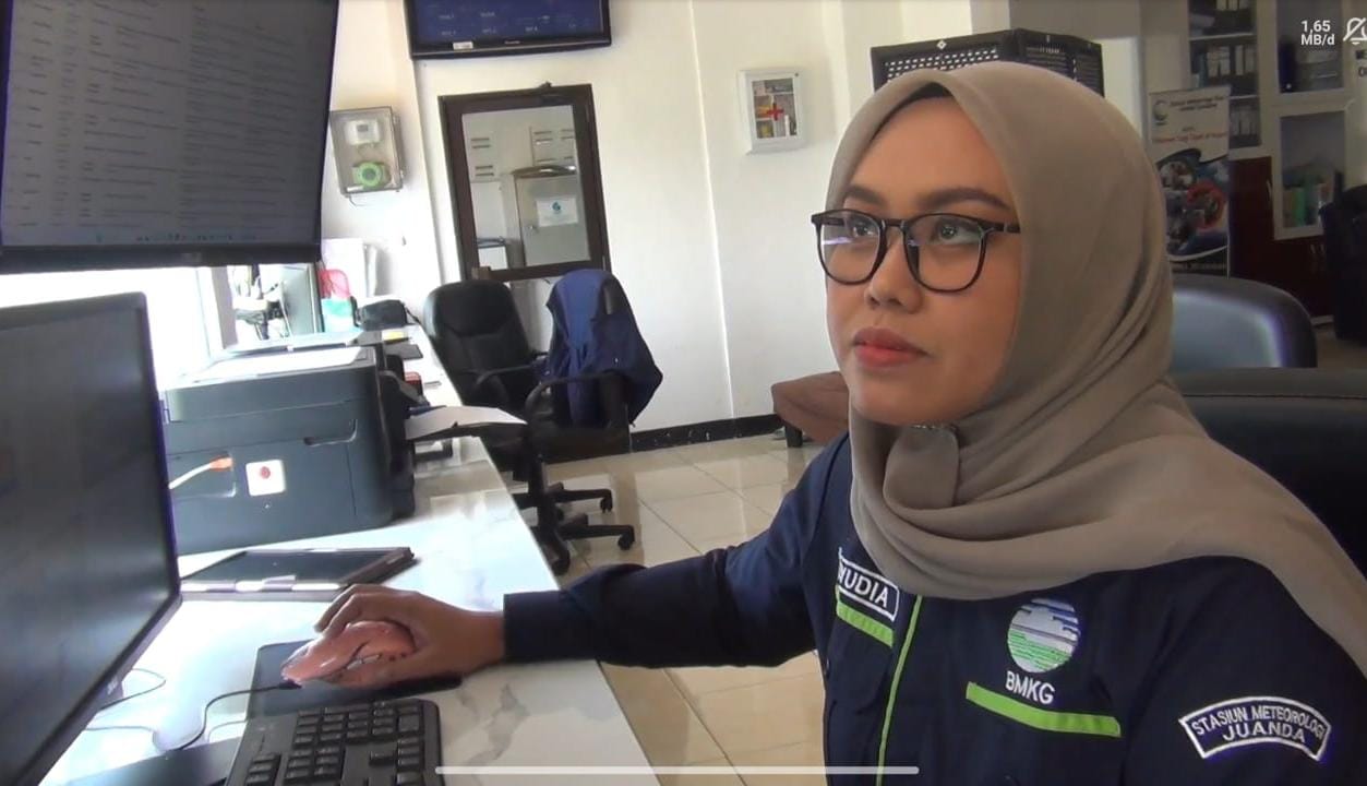 HUJAN DERAS: Petugas BMKG Juanda saat memantau pergerakan awan. (M SAIFUL ROHMAN/RADAR SIDOARJO)