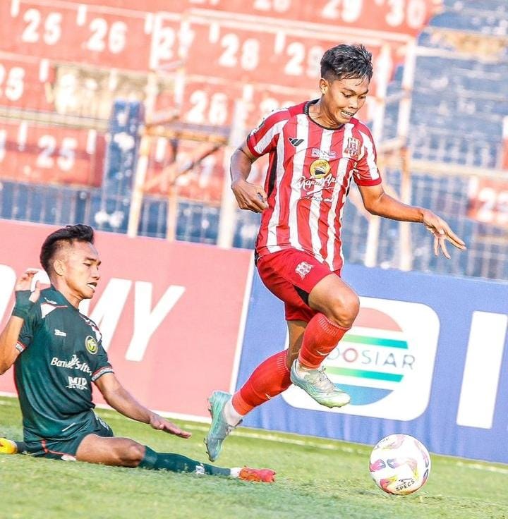 NGEYEL : Pemain Deltras Sidoarjo, Risal Amin saat bermain melawan Persipal Palu. (INSTAGRAM DELTRAS)