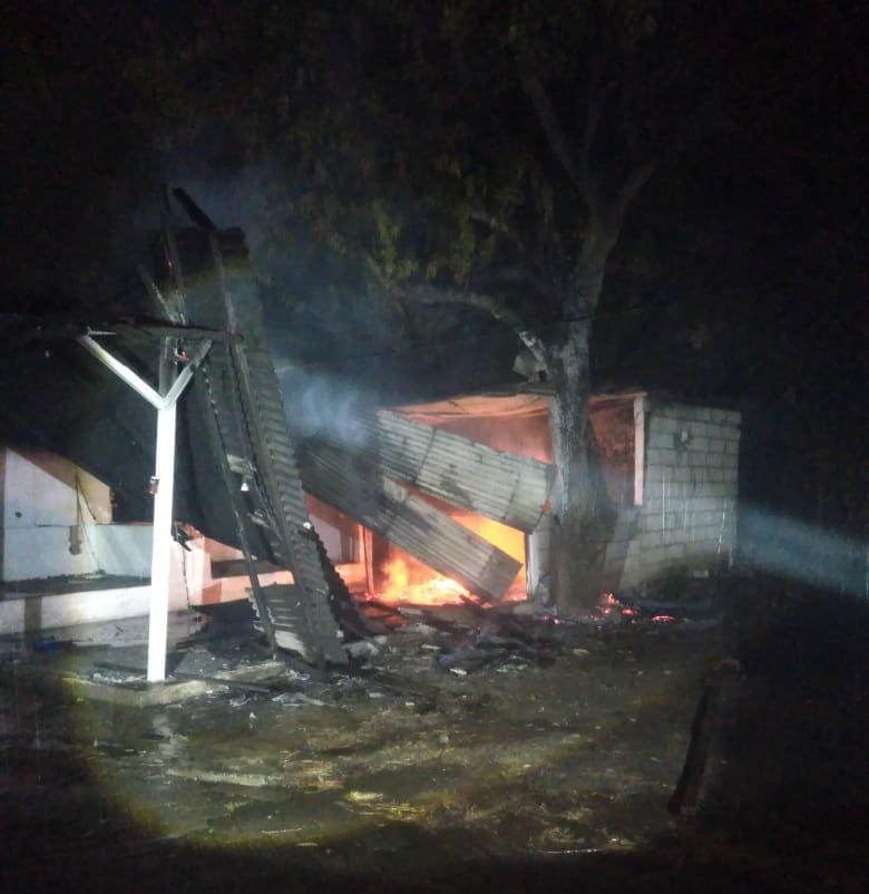 MENYALA : Kondisi warkop di Balongbendo saat terbakar, Senin (23/9). (IST)