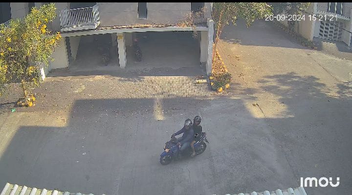 NEKAT : Terduga maling motor terekam kamera pengintai saat beraksi di Waru, Jumat (20/9) sore. (IST)