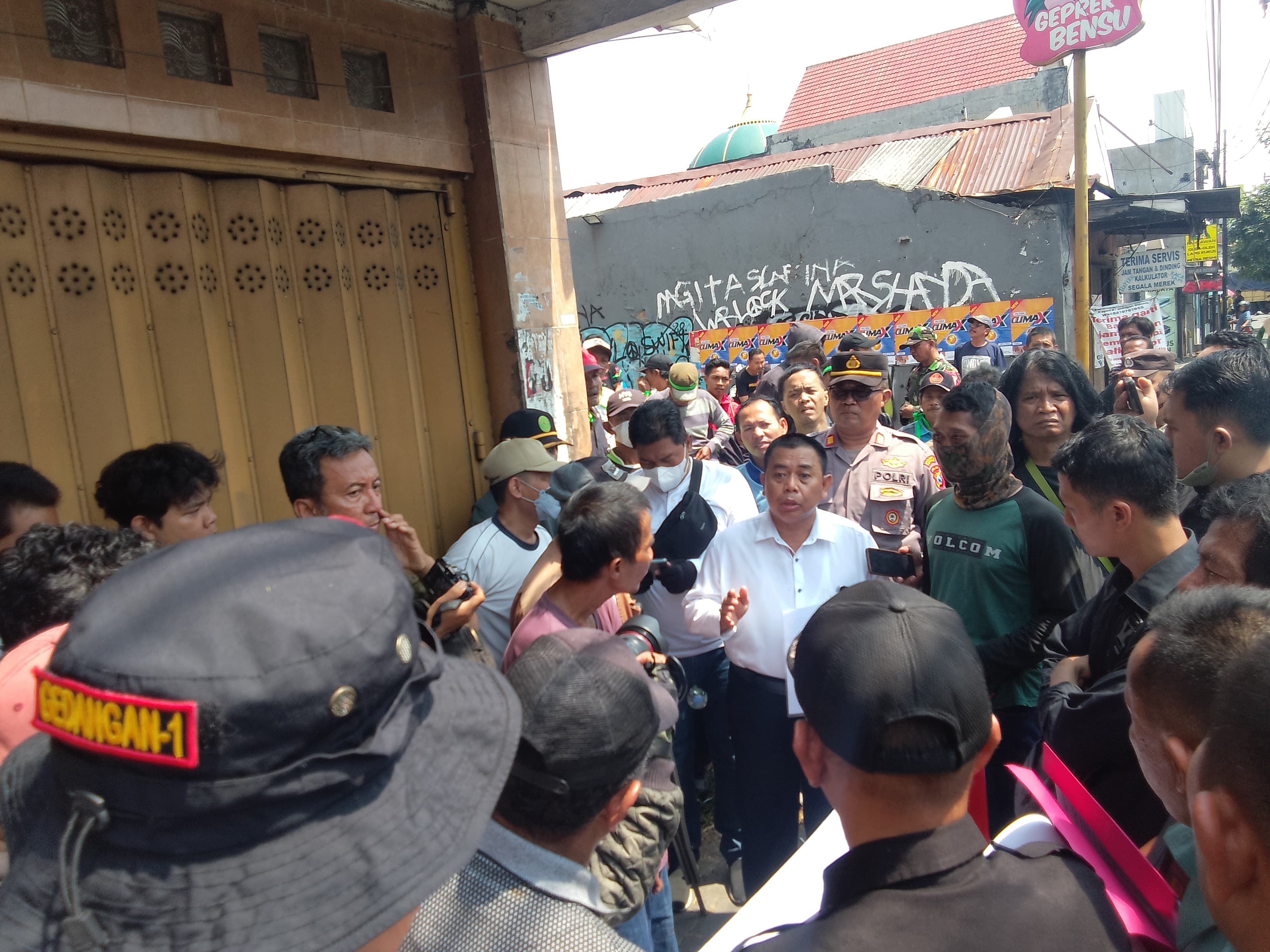 RAMAI : Proses eksekusi Apotek di Gedangan, Selasa (24/9) pagi. (DIKY PUTRA SANSIRI/RADAR SIDOARJO)