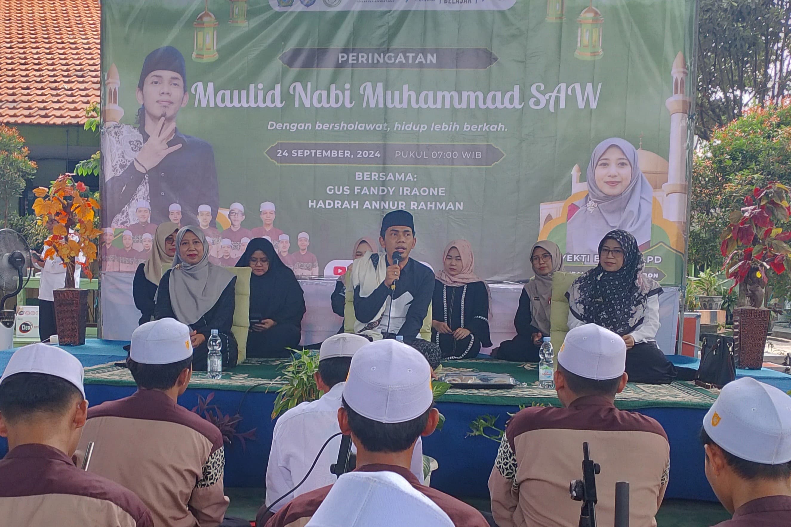 BERKAH: Fandy Irawan atau Gus Fandy saat lantunkan sholawat di acara maulid Nabi Muhammad SAW di SMP Negeri 1 Prambon. (INDRA/RADAR SIDOARJO)