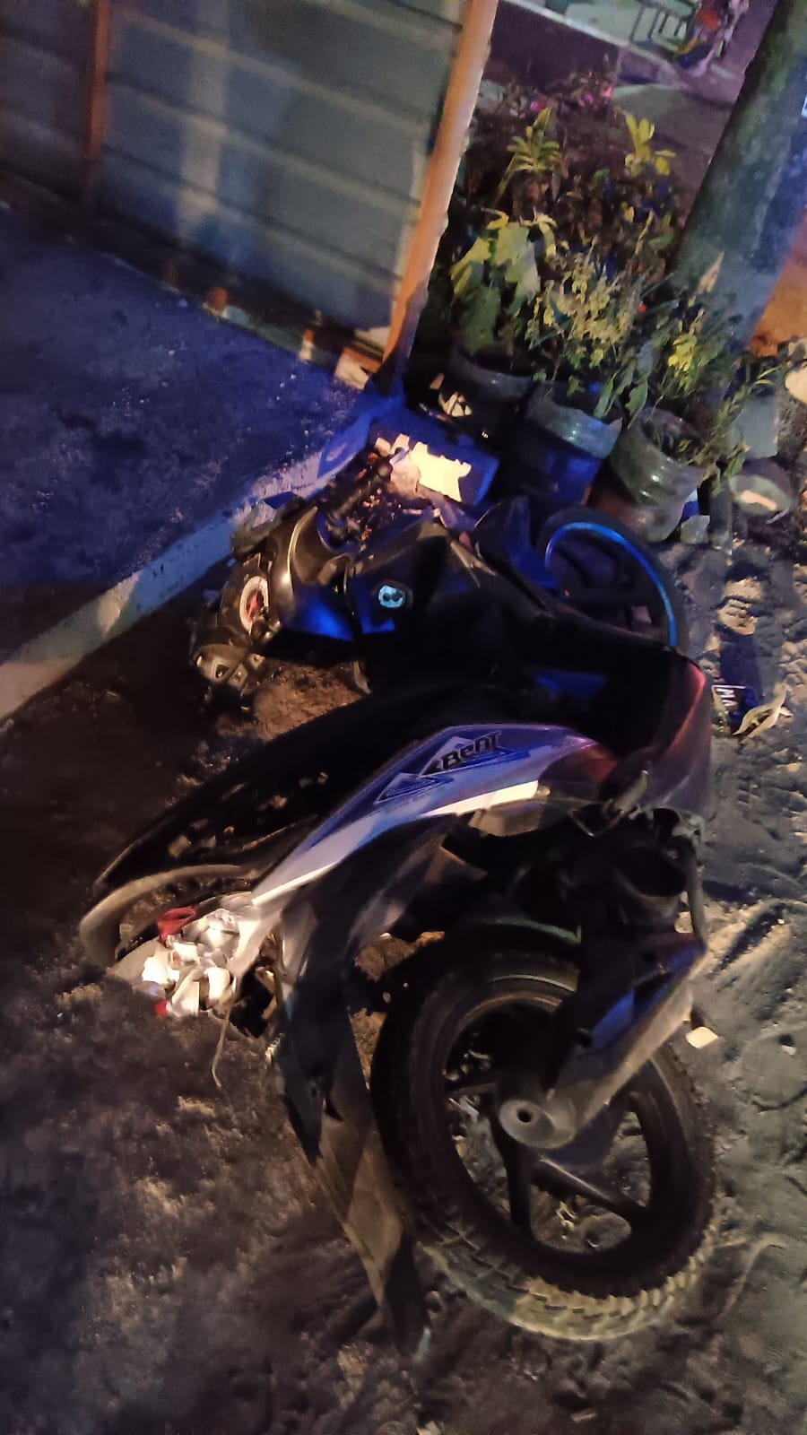 OLAH TKP : Kondisi motor usai kecelakaan&nbsp;di Krian, Selasa (24/9) malam. (IST)